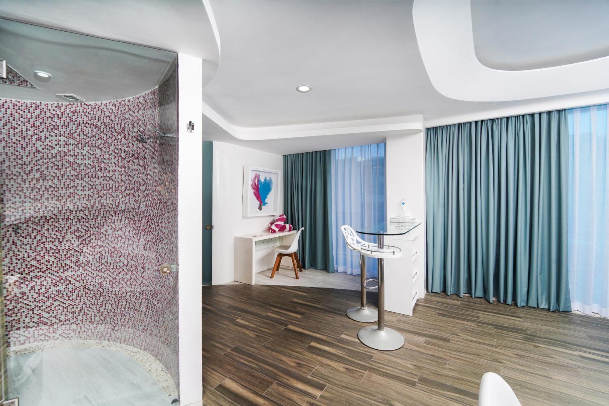 Ocean Front Luxury Suite