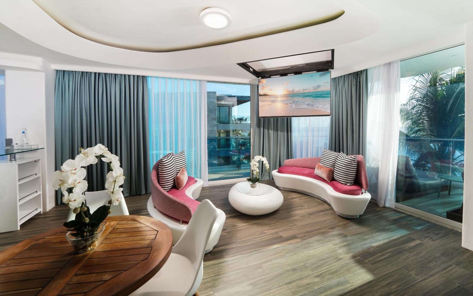 Ocean Front Luxury Suite