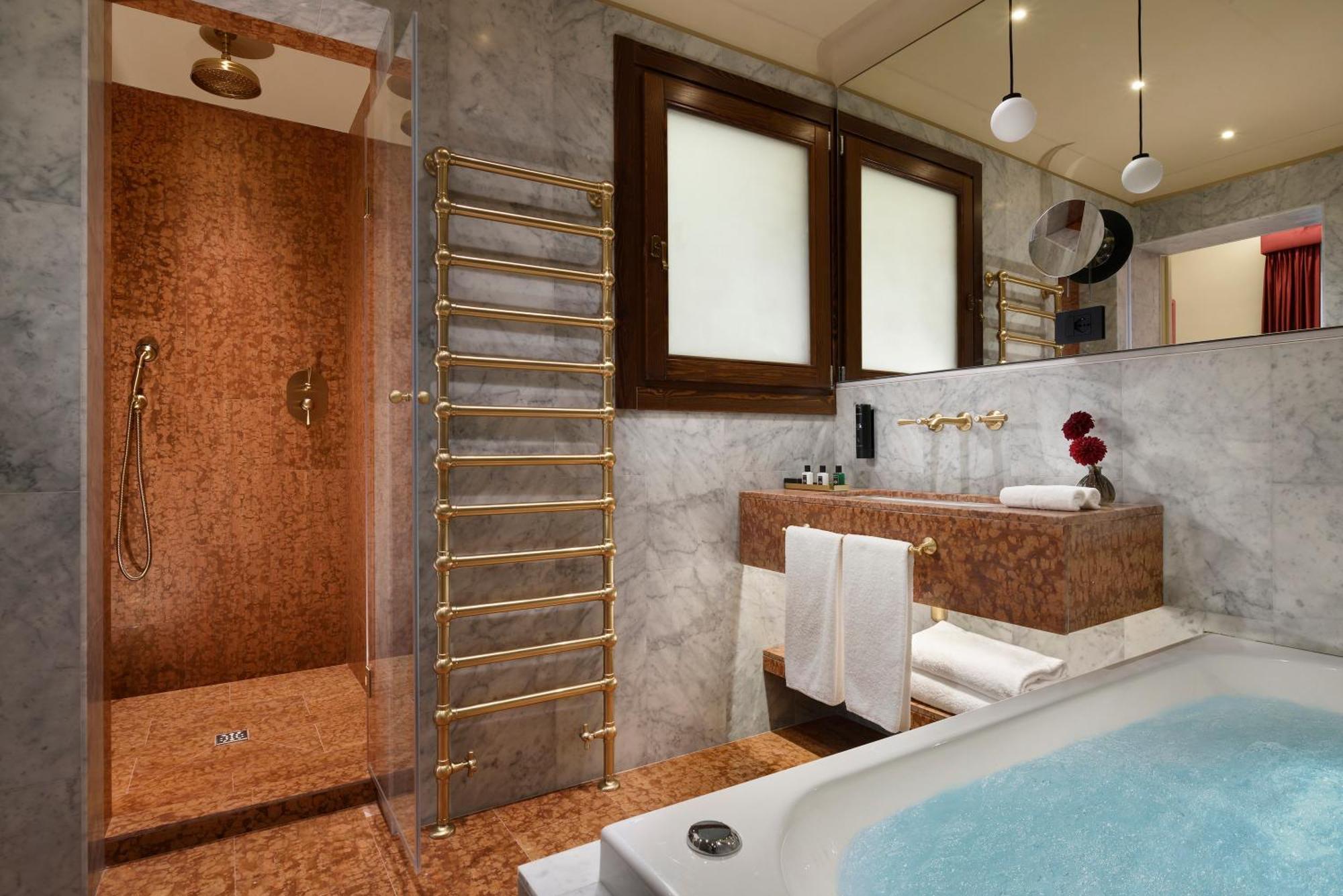 Deluxe Suite Spa Bath