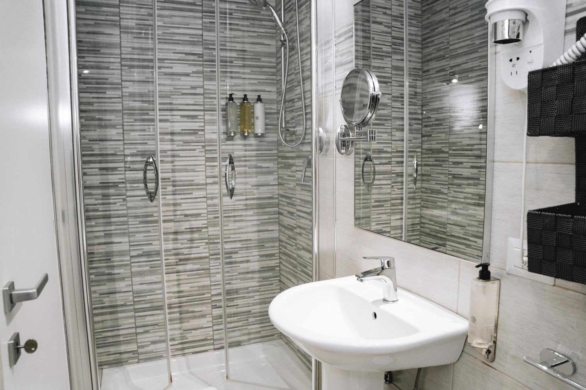 Double or Twin Room Private Bathroom