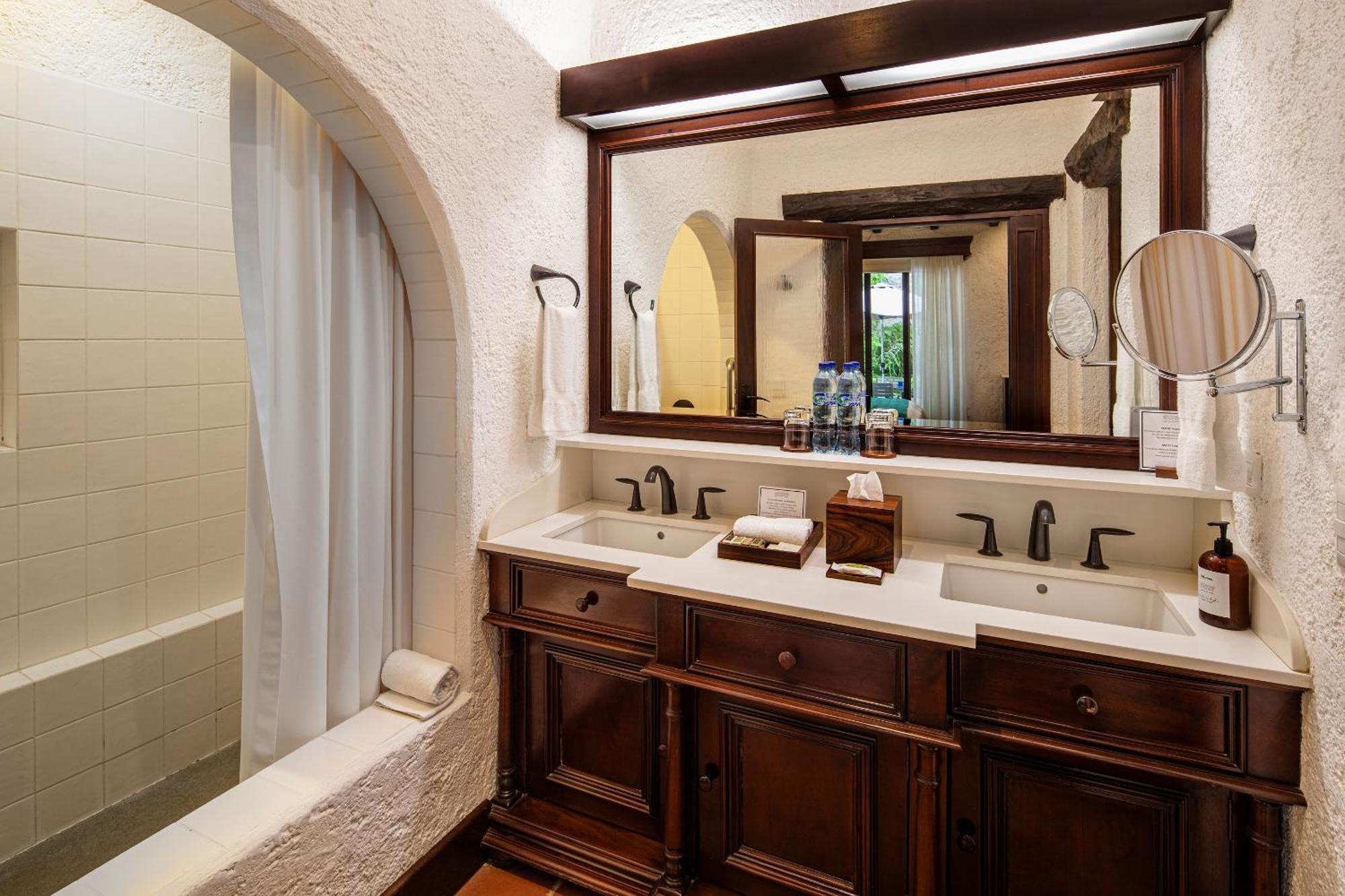Deluxe Suite Spa Bath