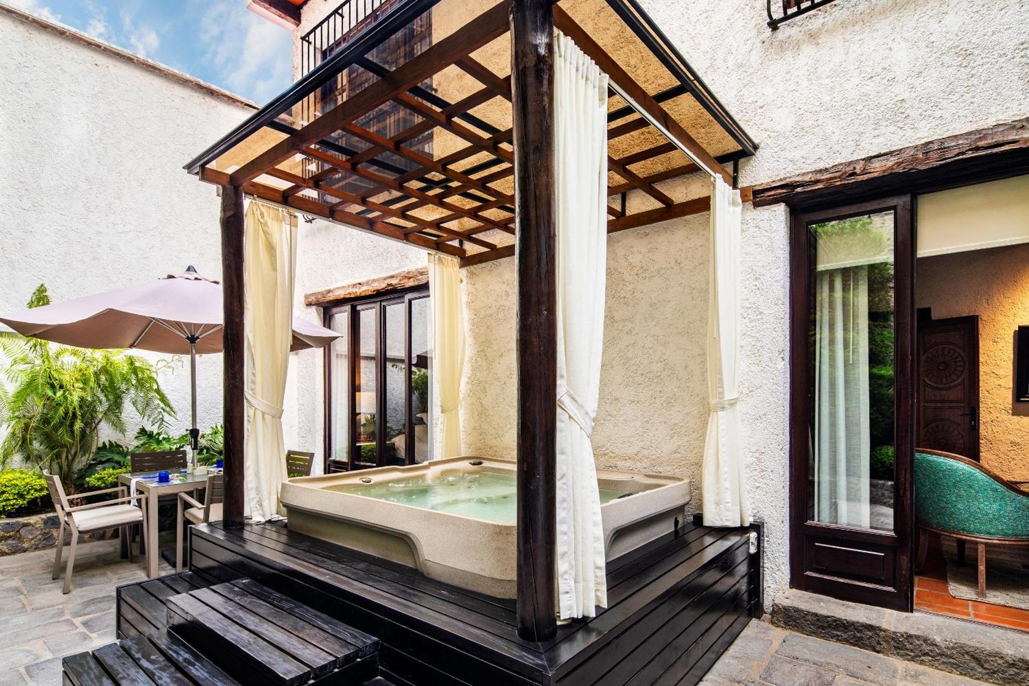 Deluxe Suite Spa Bath