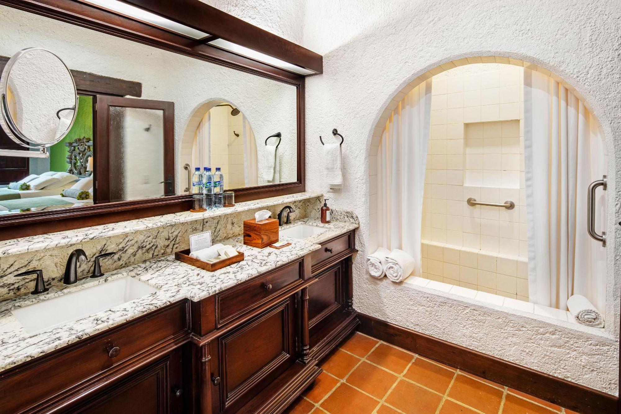 Deluxe Queen Suite