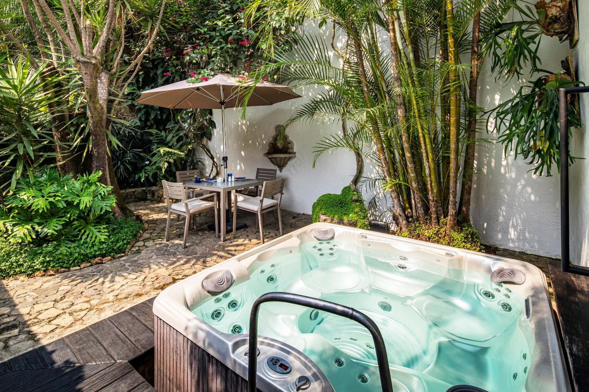 Deluxe Suite Spa Bath