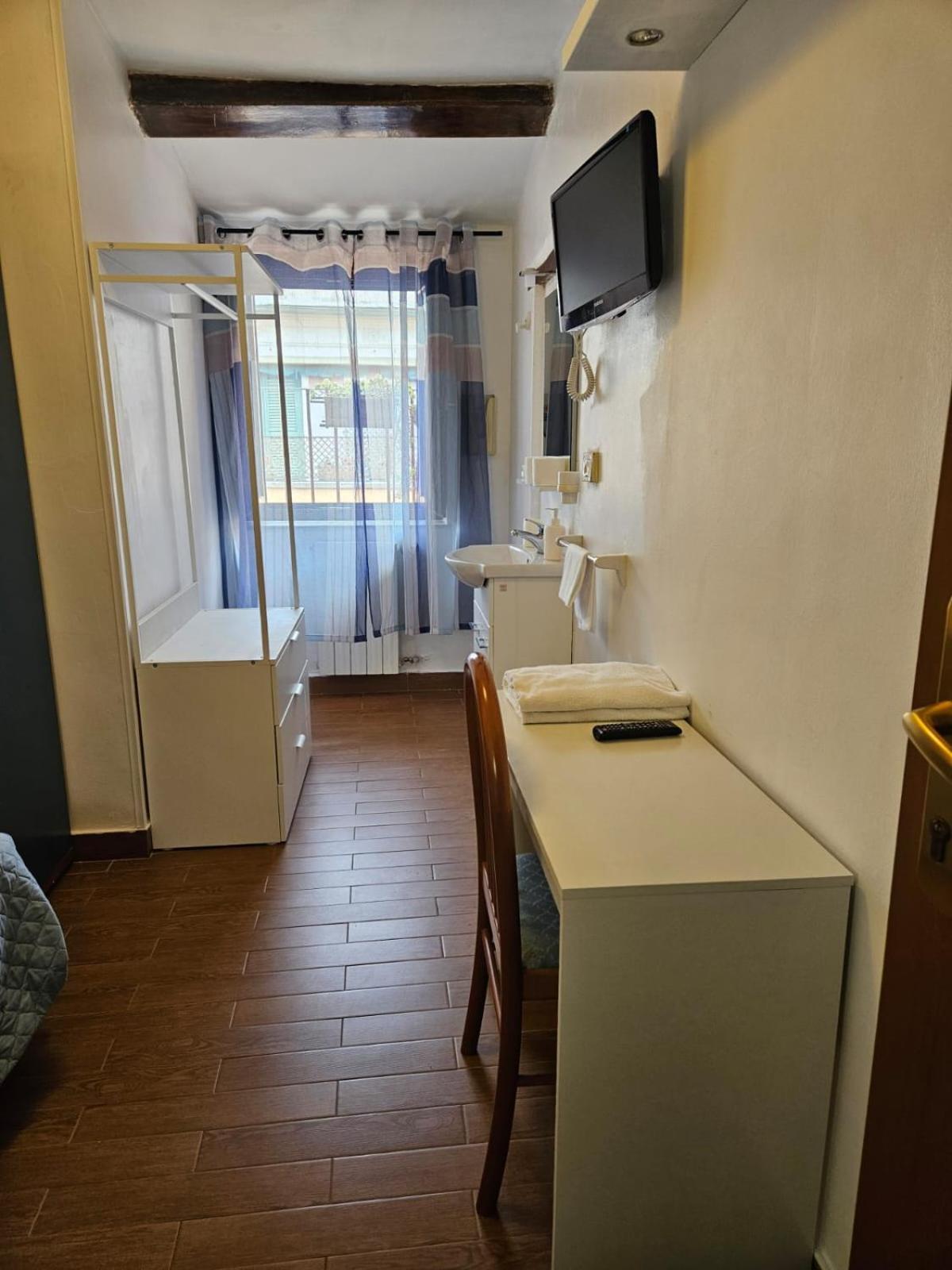 Economy Single Room Private Bathroom Shared shower