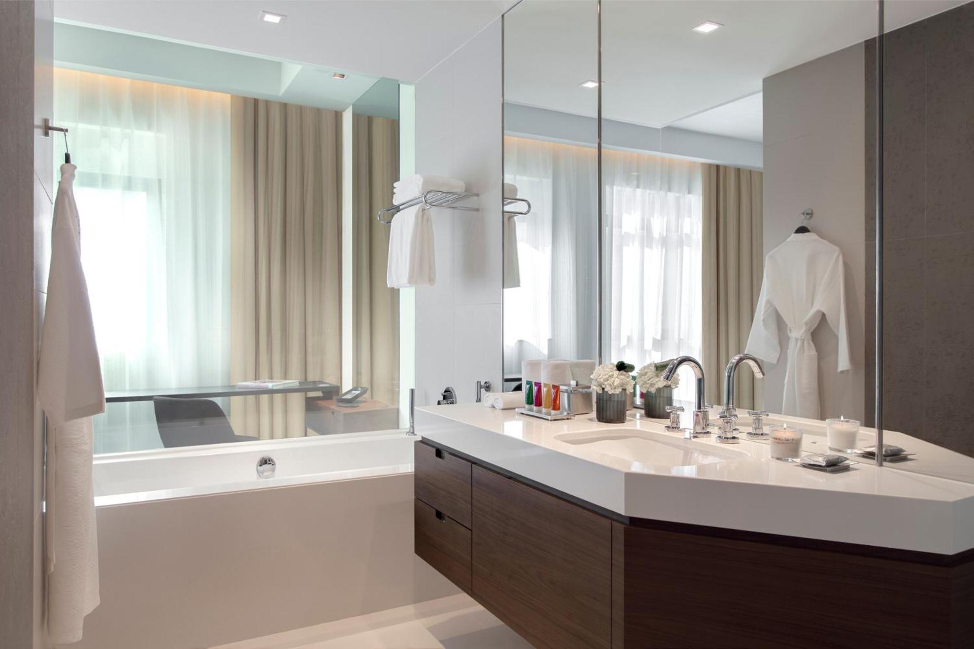 Deluxe King Room City View