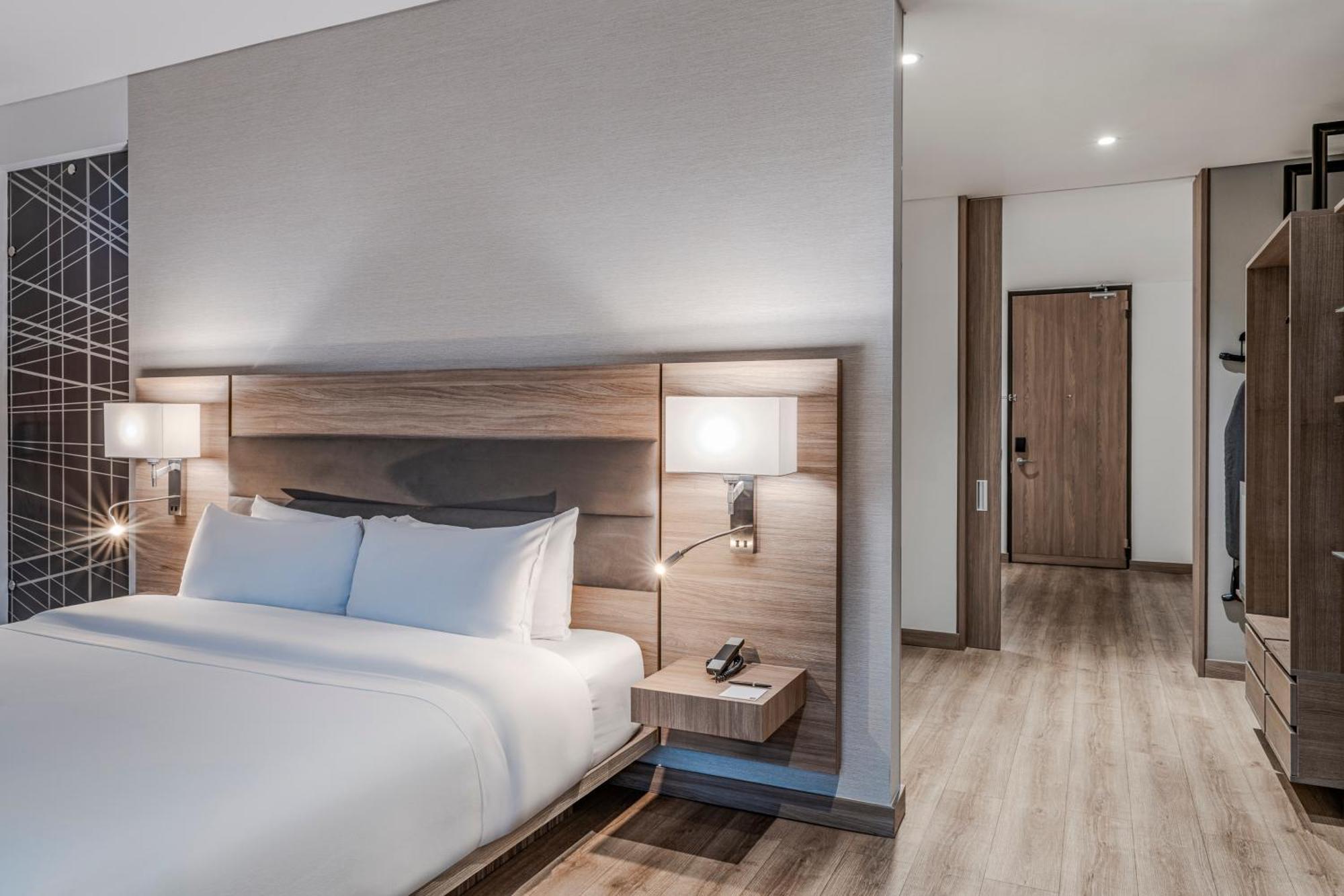 1 Bedroom Suite 1 King Alternate bed sofa bed