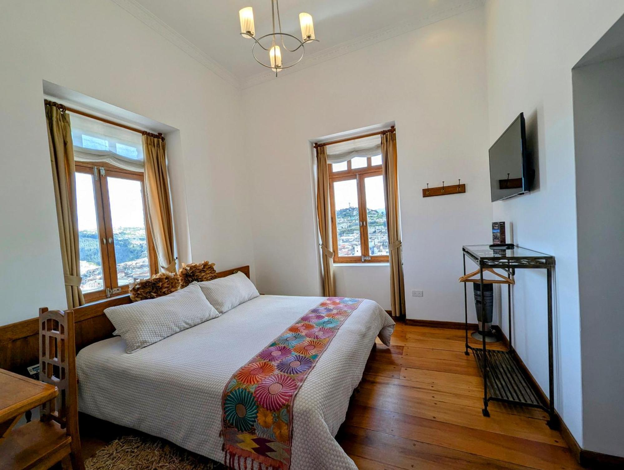 Superior King Room City View