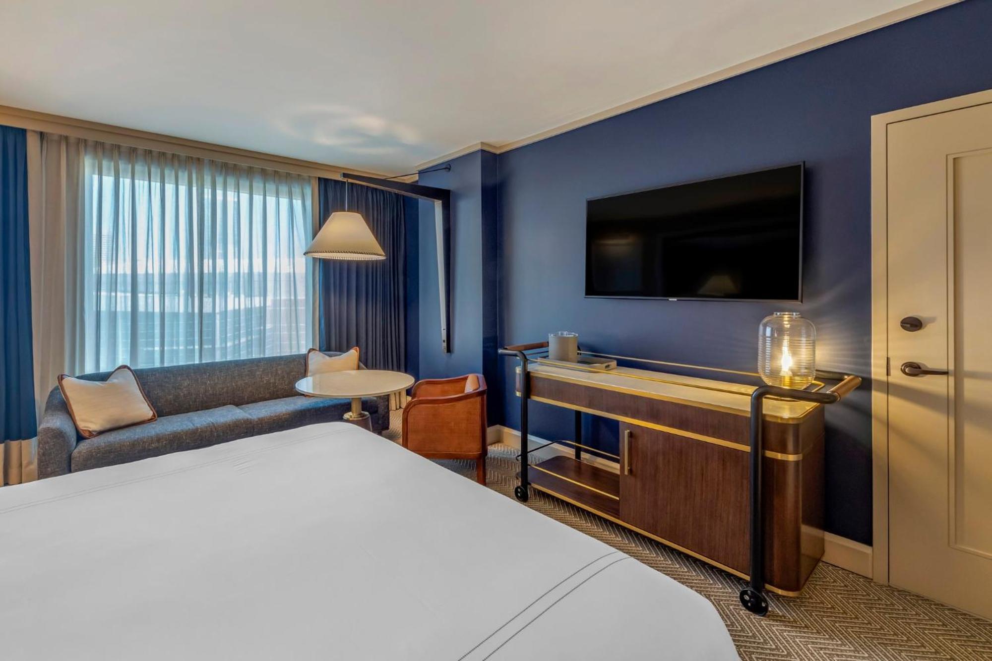 Accessible Deluxe Room Roll Shower King Bed
