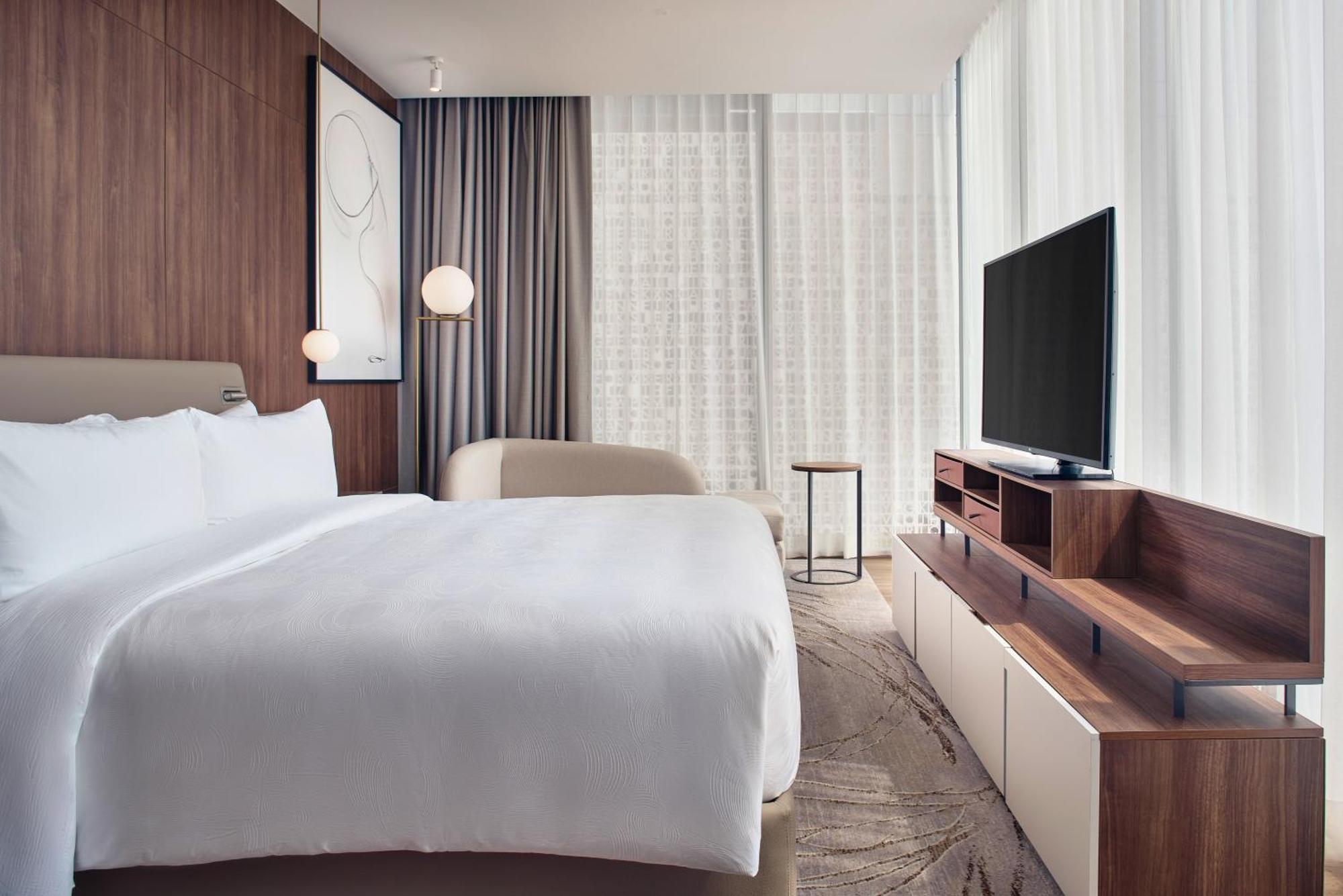 Executive level Deluxe Guest room 1 King City view Corner