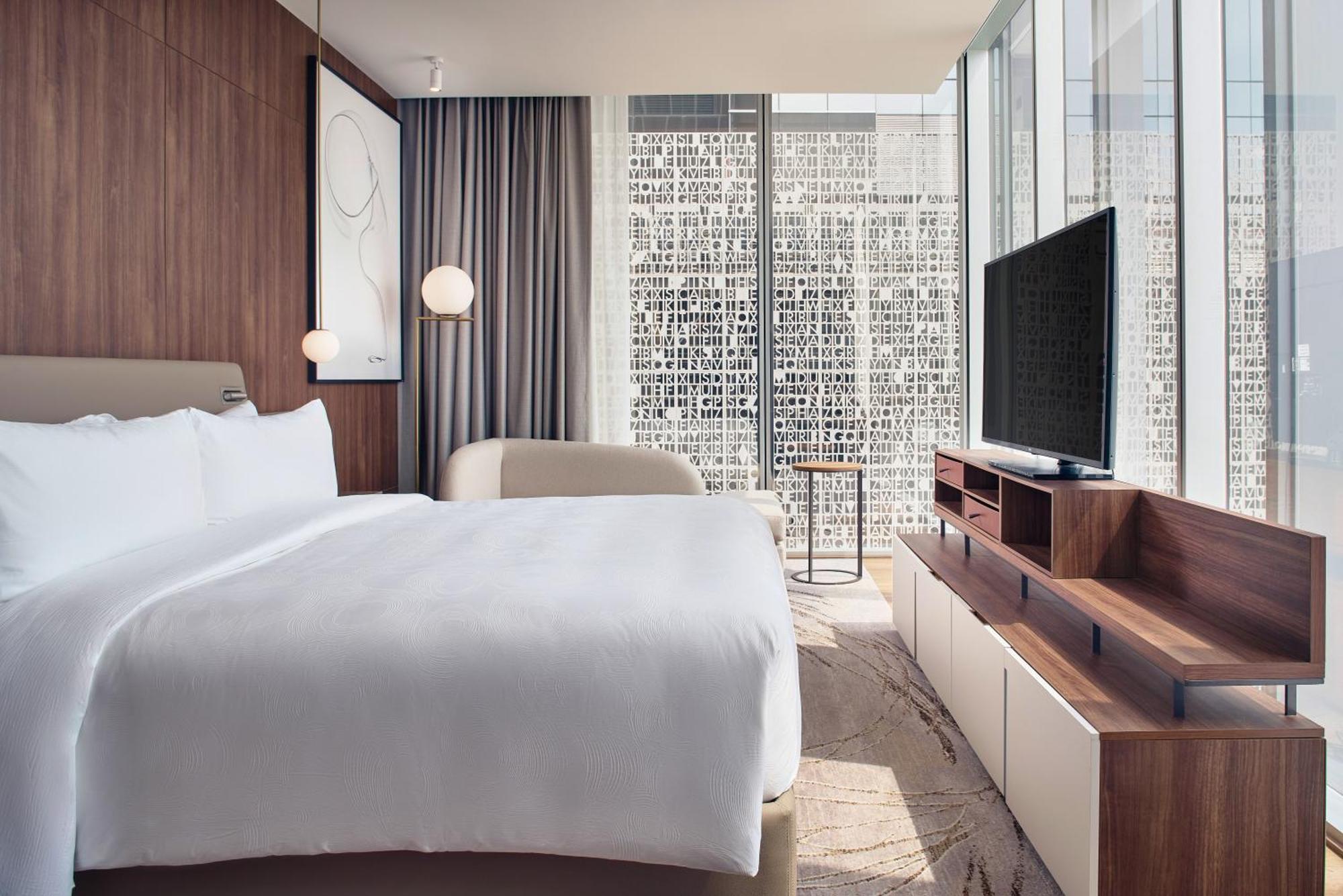 Executive level Deluxe Guest room 1 King City view Corner
