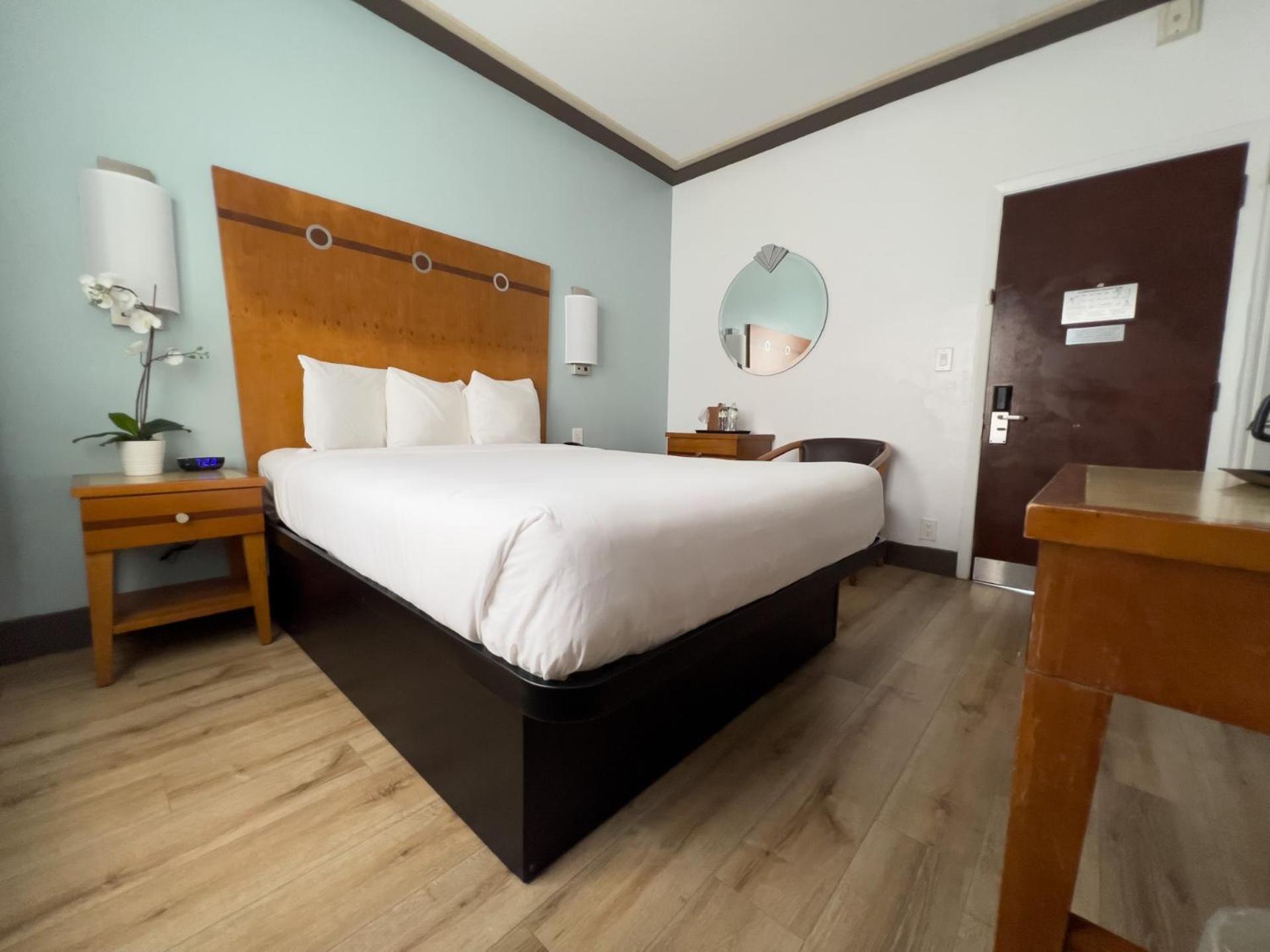 Queen Room Partial Ocean View Non-Smoking