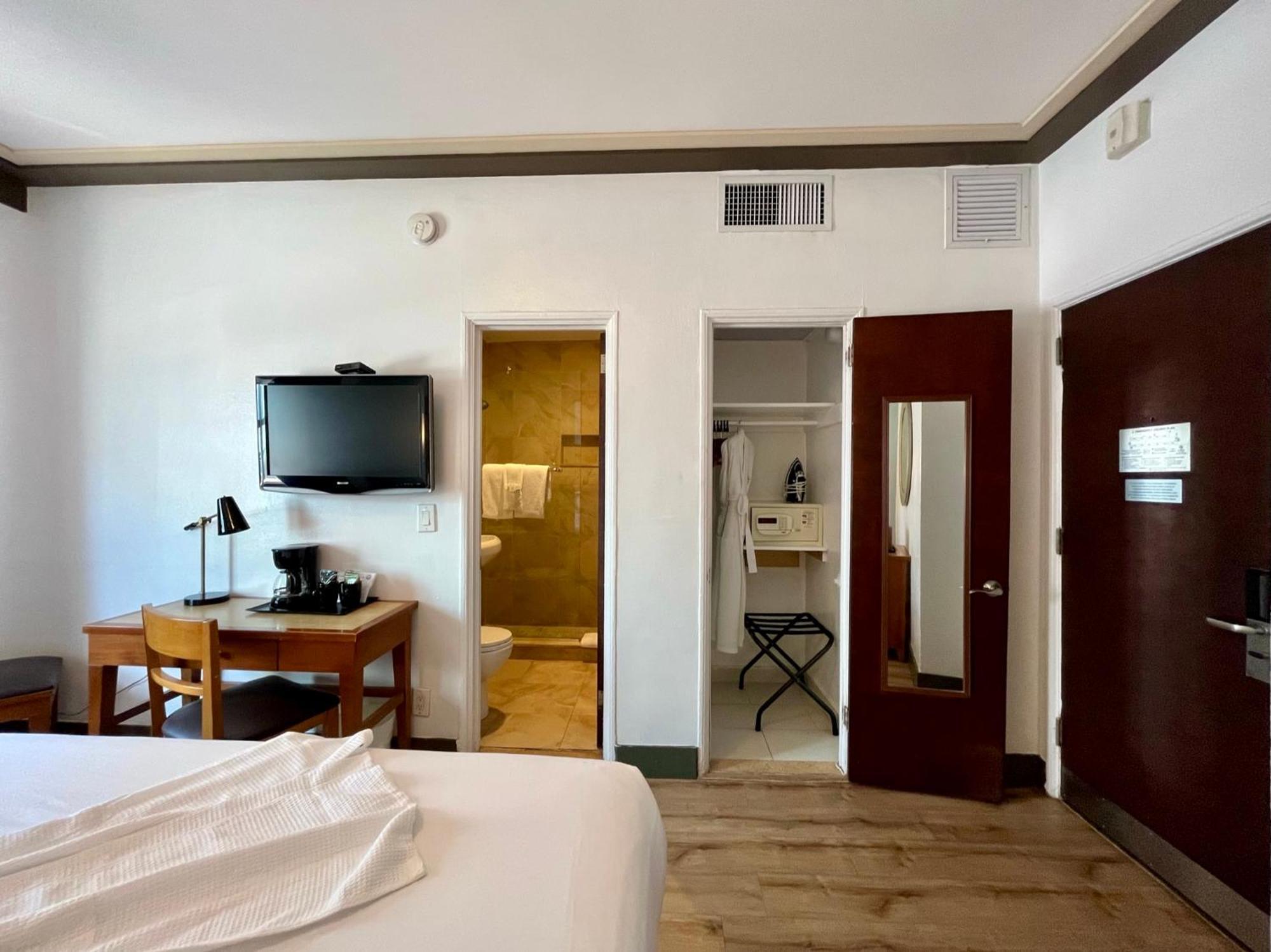 Queen Room Partial Ocean View Non-Smoking