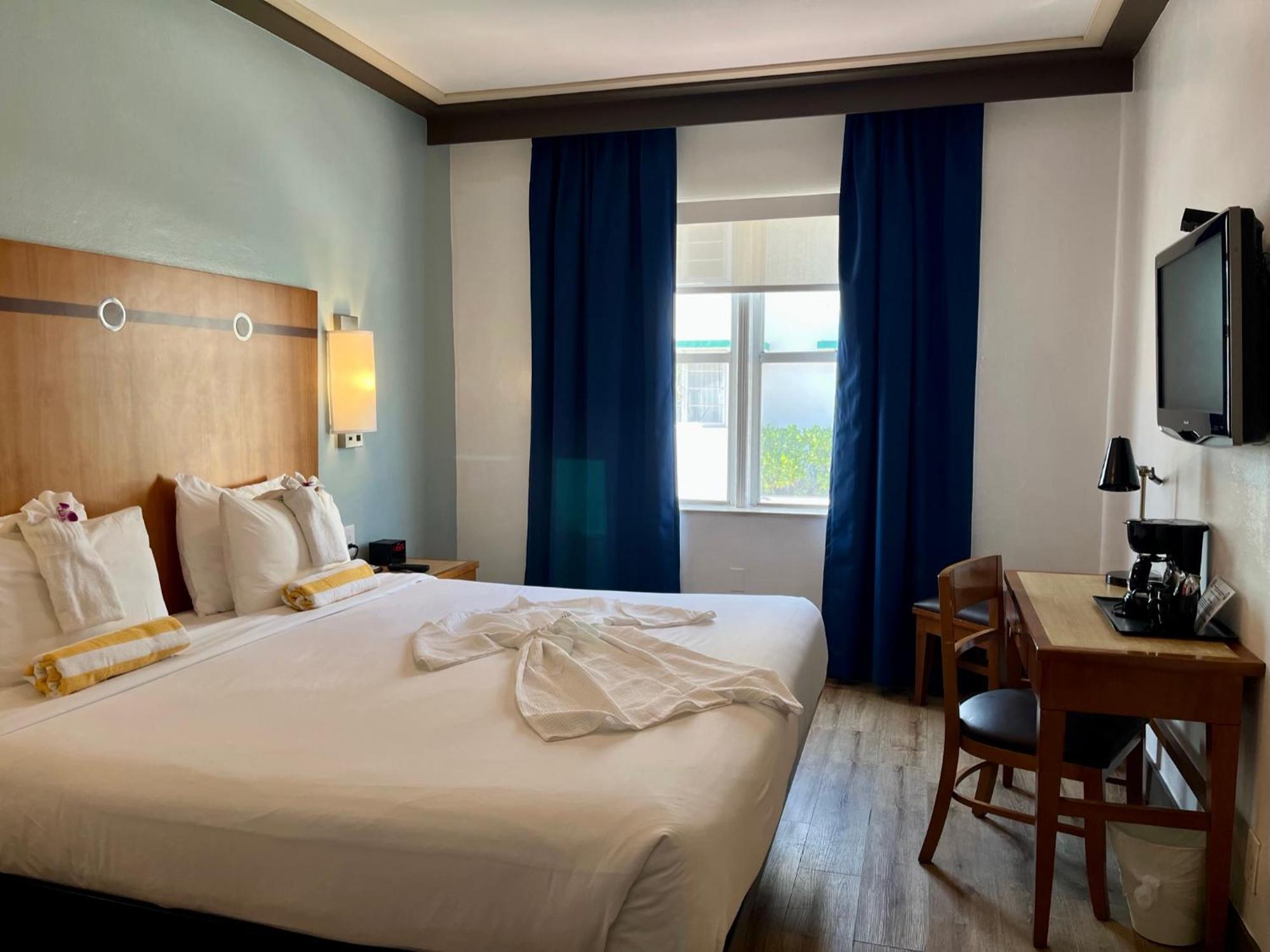 Queen Room Partial Ocean View Non-Smoking