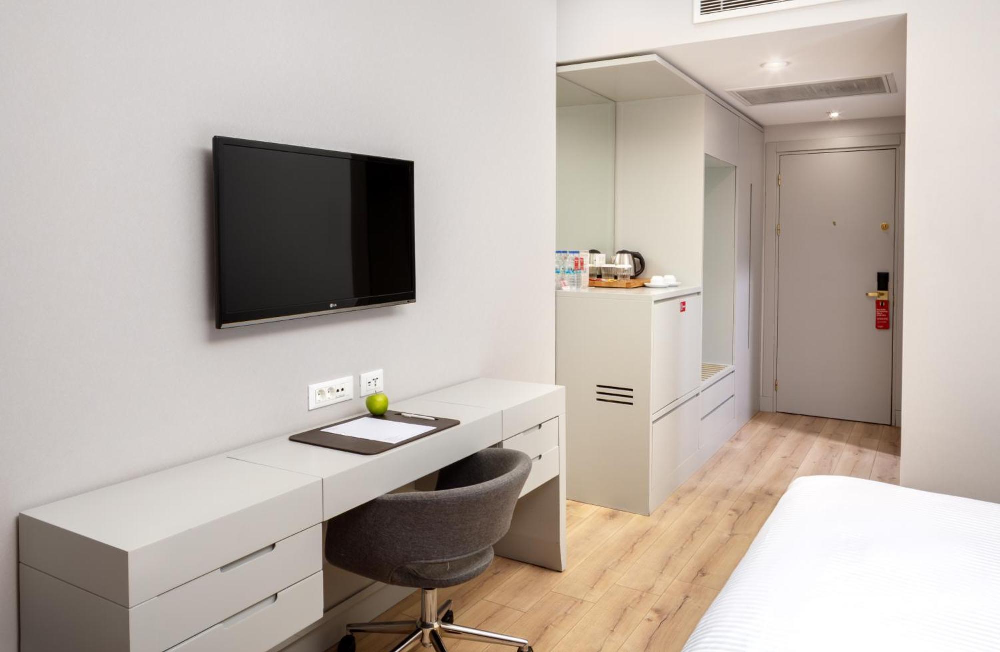 Standard Room with Two Twin Beds - City View