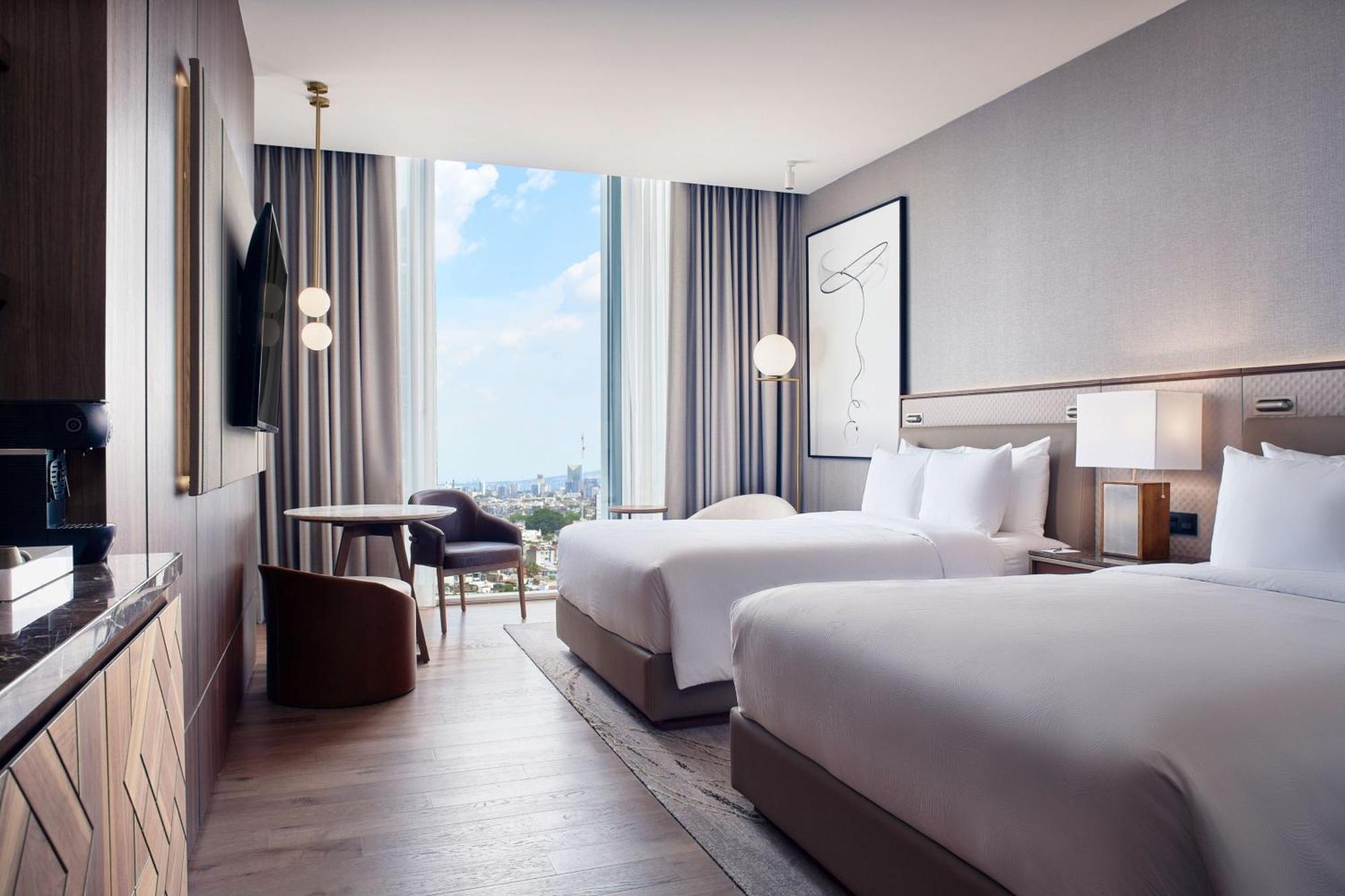 Executive level Deluxe Guest room 2 Queen City view