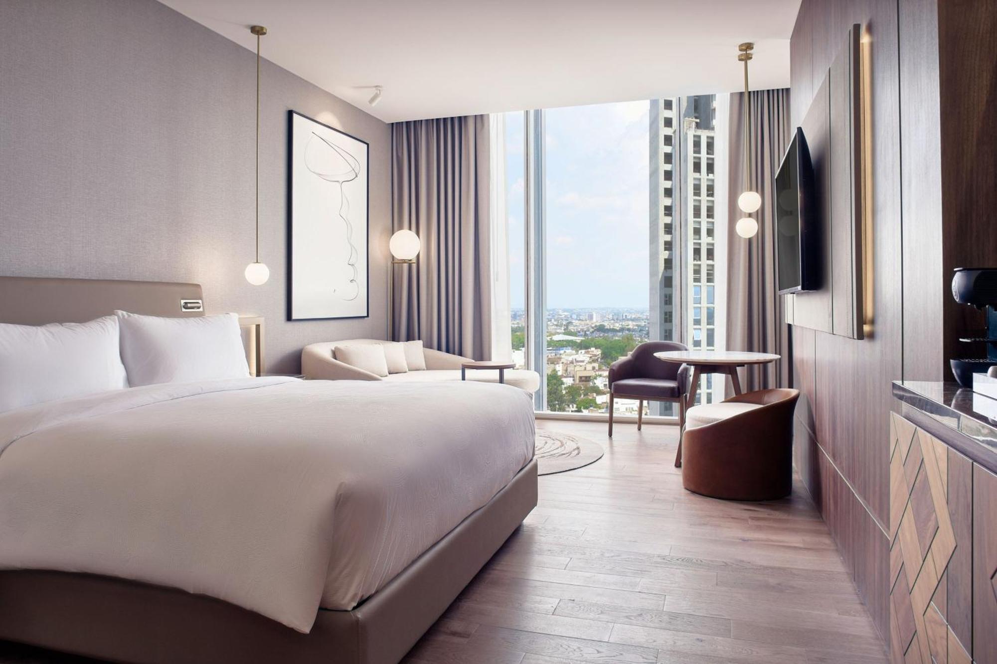 Deluxe Guest Room 1 King City view