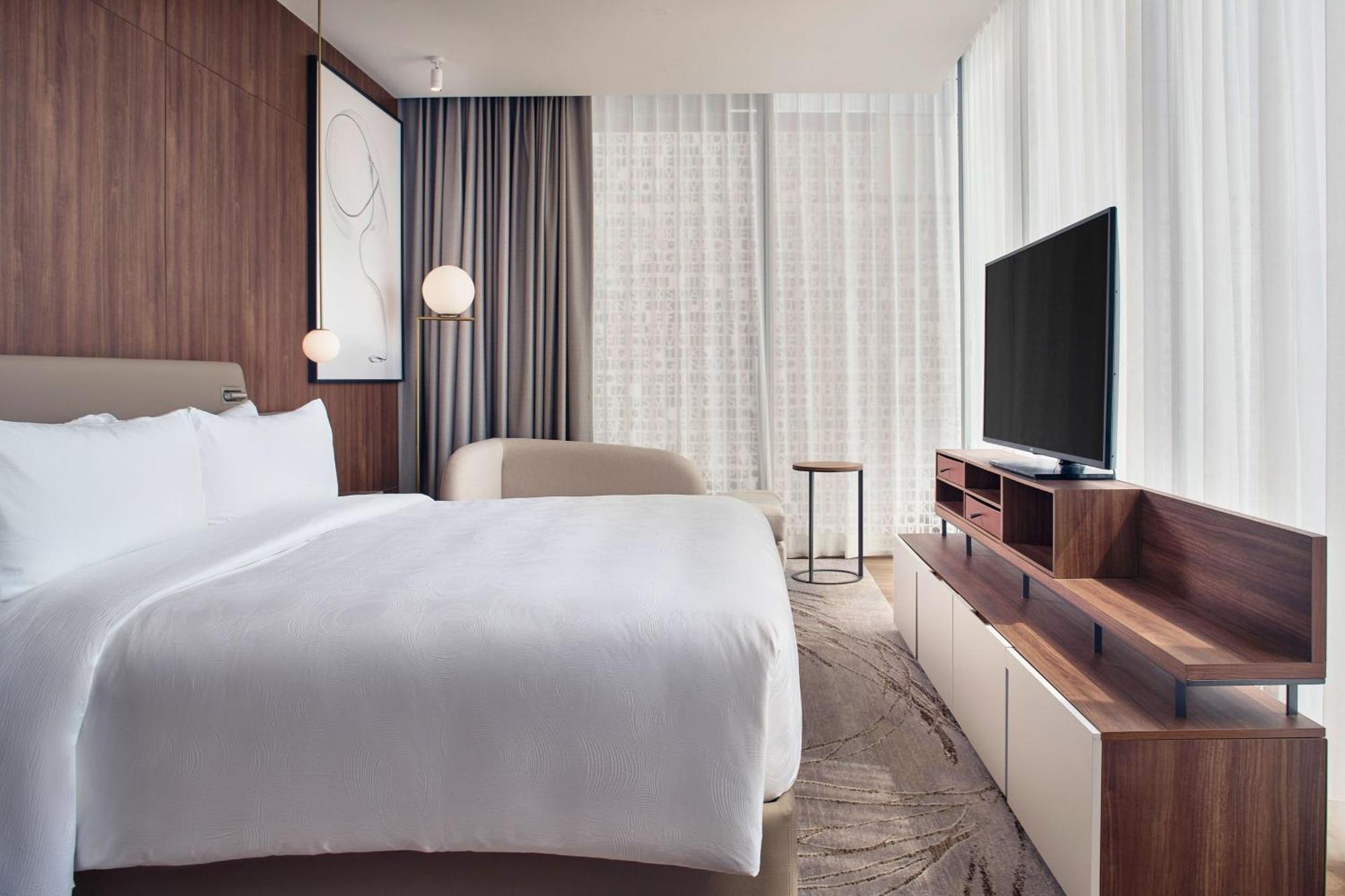 Executive level Deluxe Guest room 1 King City view Corner