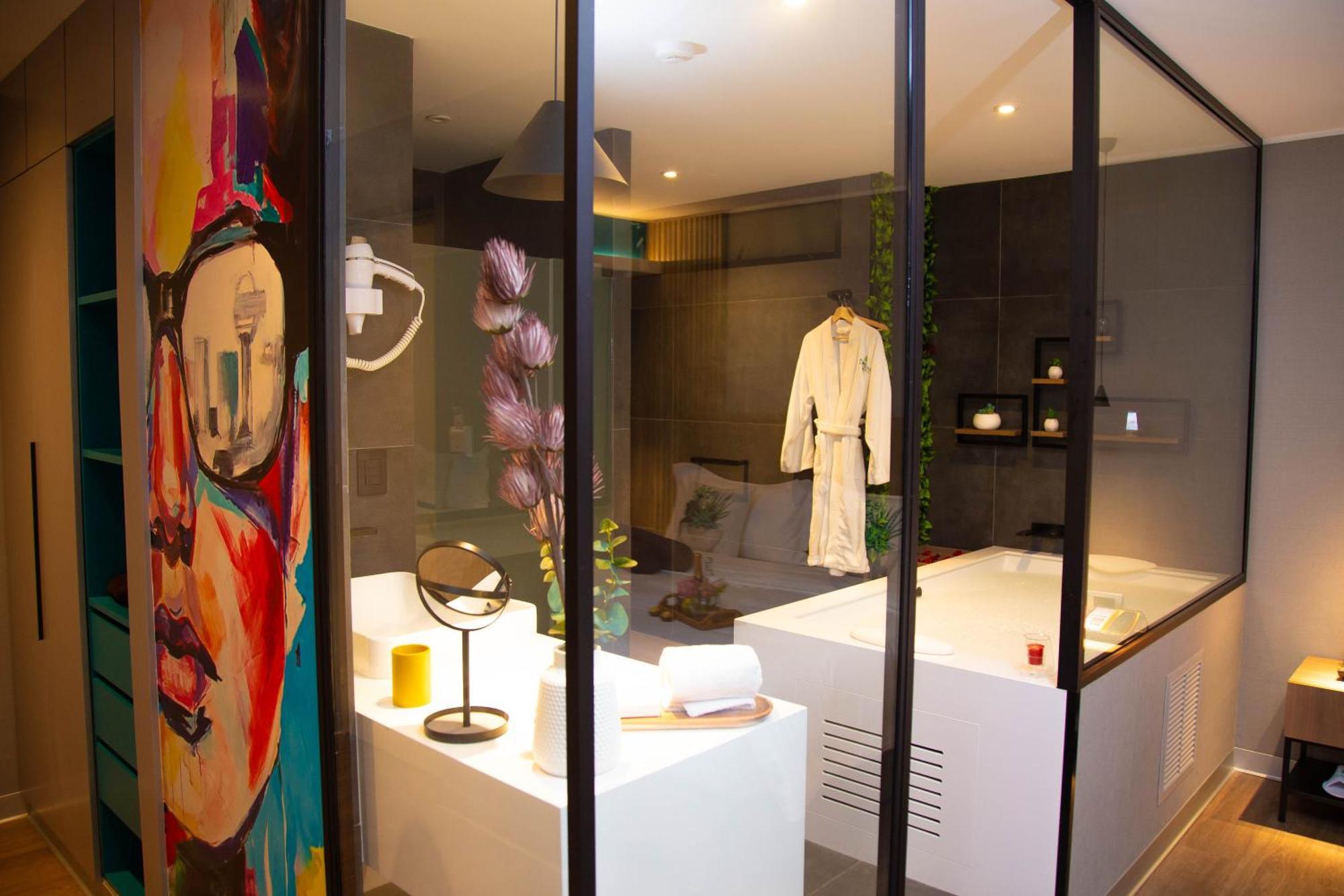 Deluxe Suite Spa Bath
