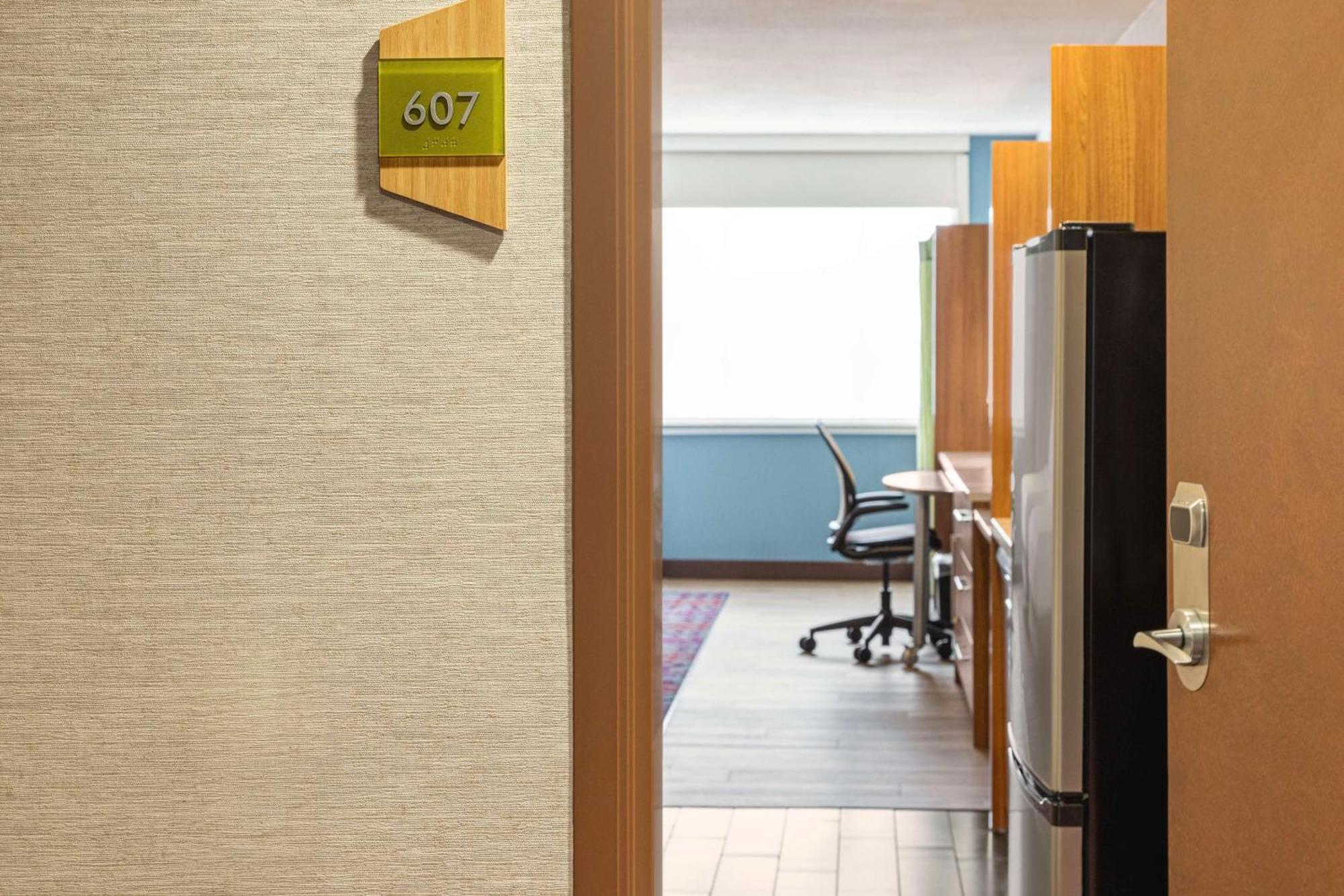 Studio Two Queen Beds Roll Shower Mobility Hearing Access or Non-Smoking,1611125596:JPEG