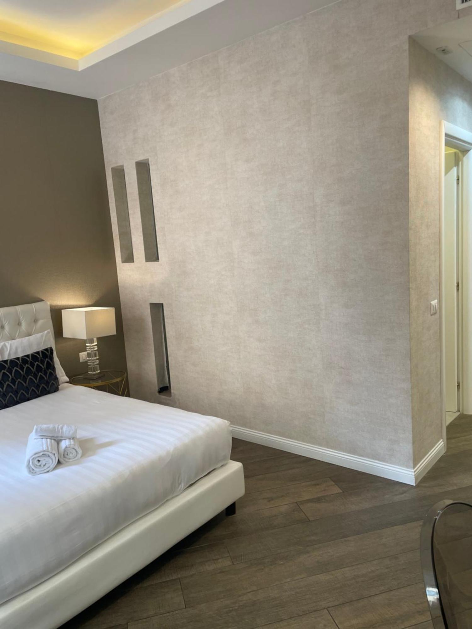 Superior Double Room-Via del Corso balcony