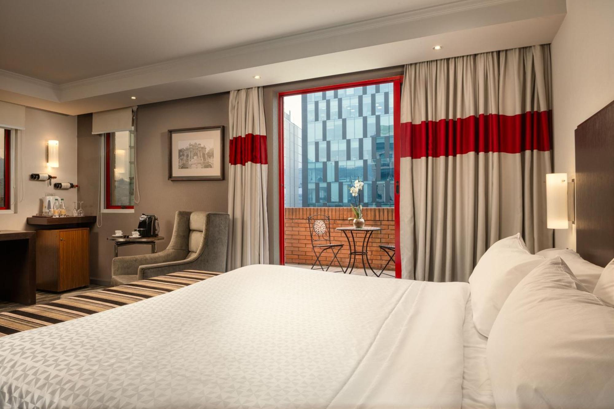 One-Bedroom Junior King Suite City View
