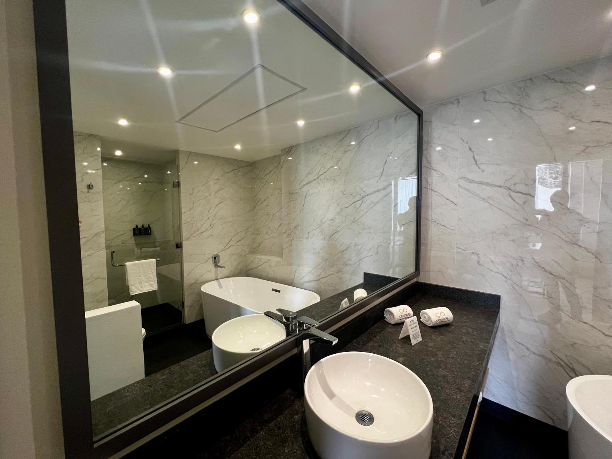 Suite Terrace Bathtub Pyramid Tower