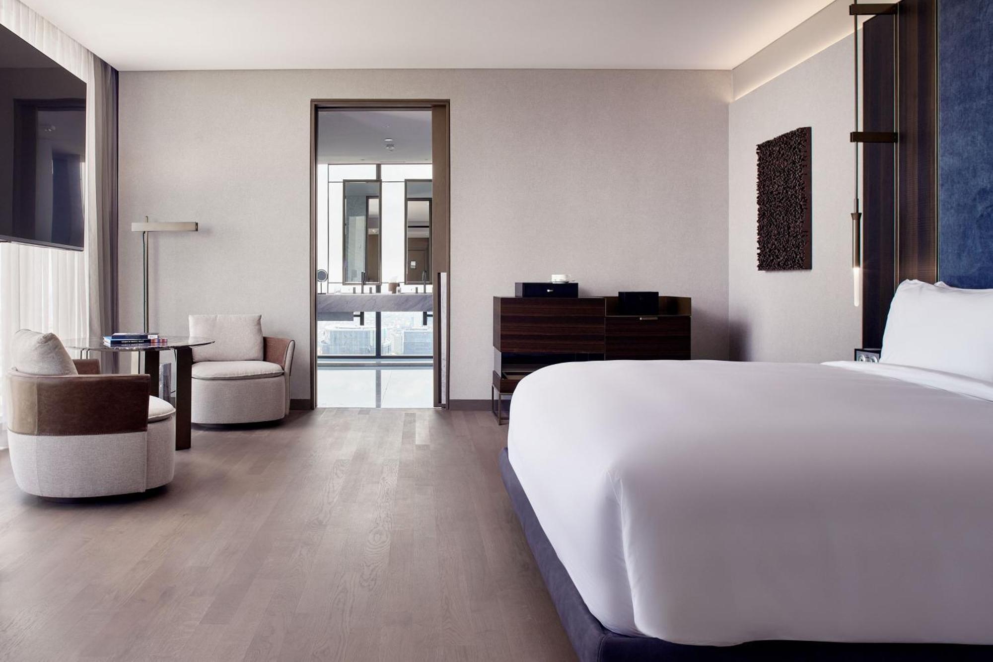 Deluxe Corner King Room City View
