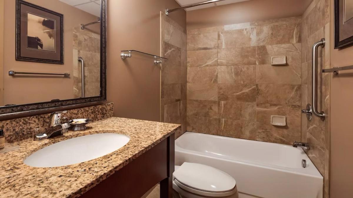King Studio Suite with Pool View - Non-Smoking