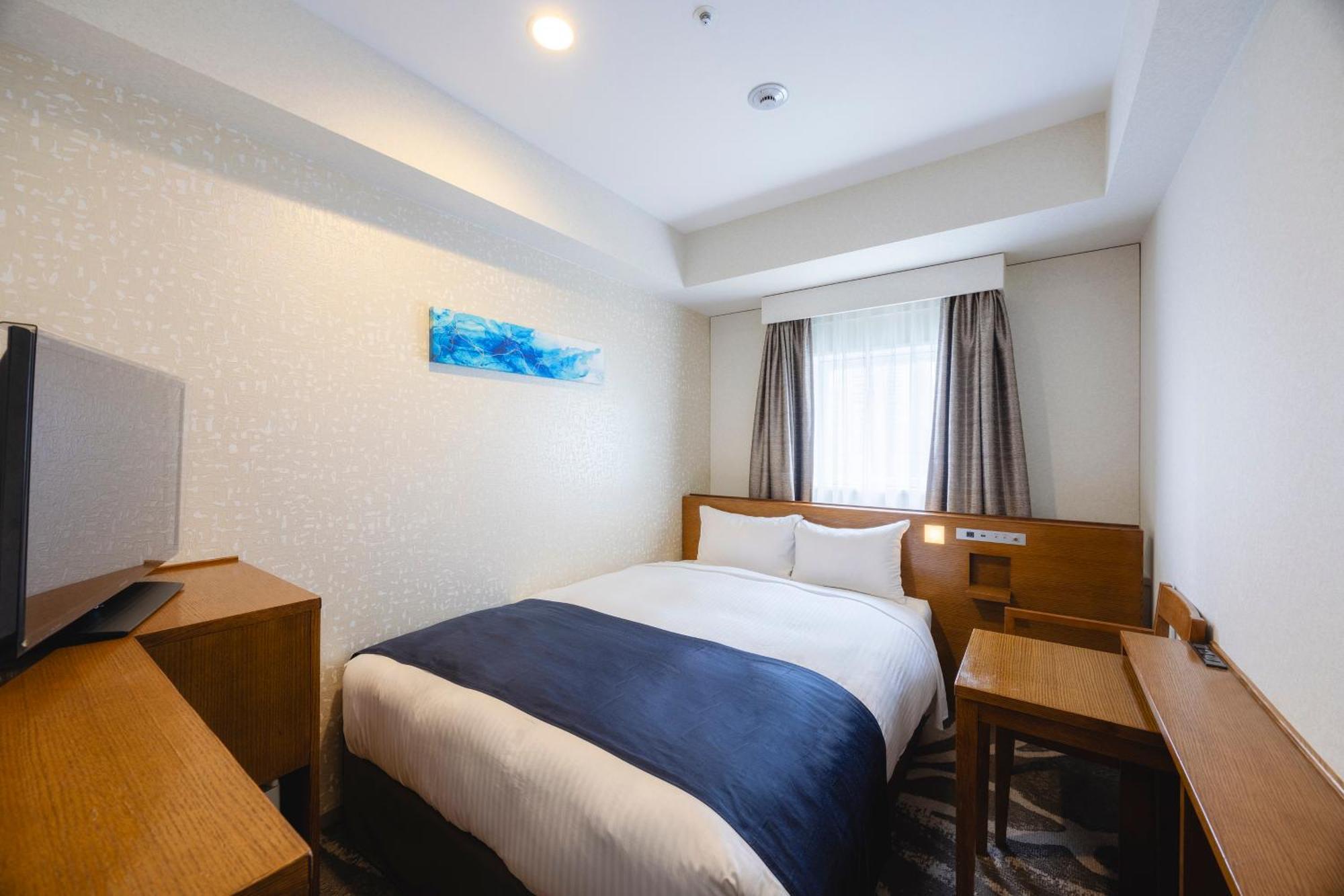 Economy Double-Non smoking Renewal Floor Lounge Access