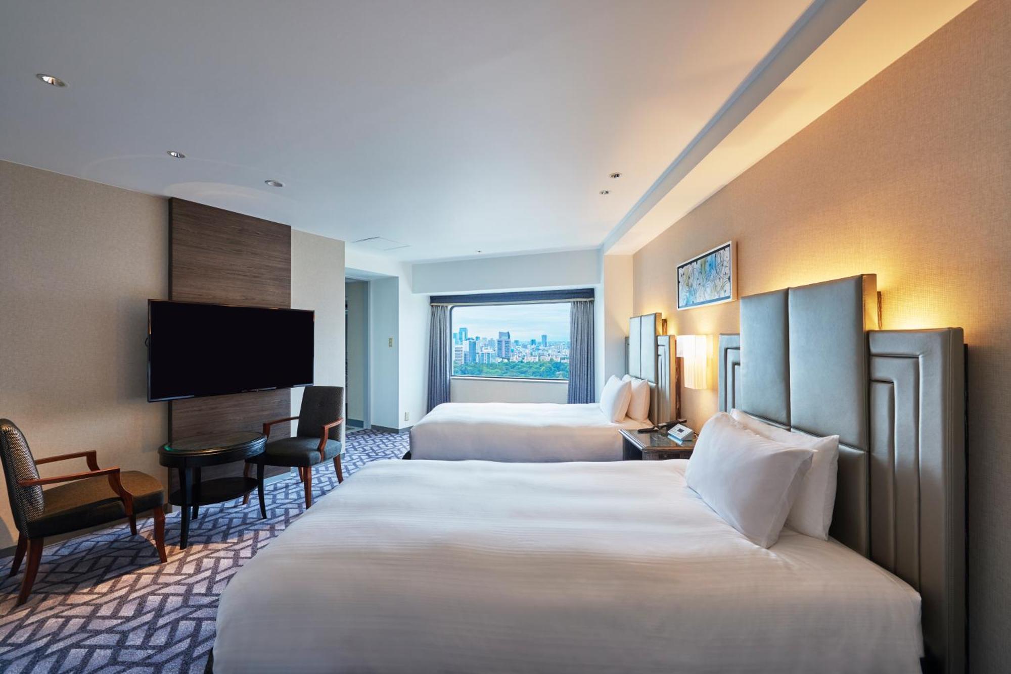 Garden Tower Suite Non-Smoking kids sharing a bed