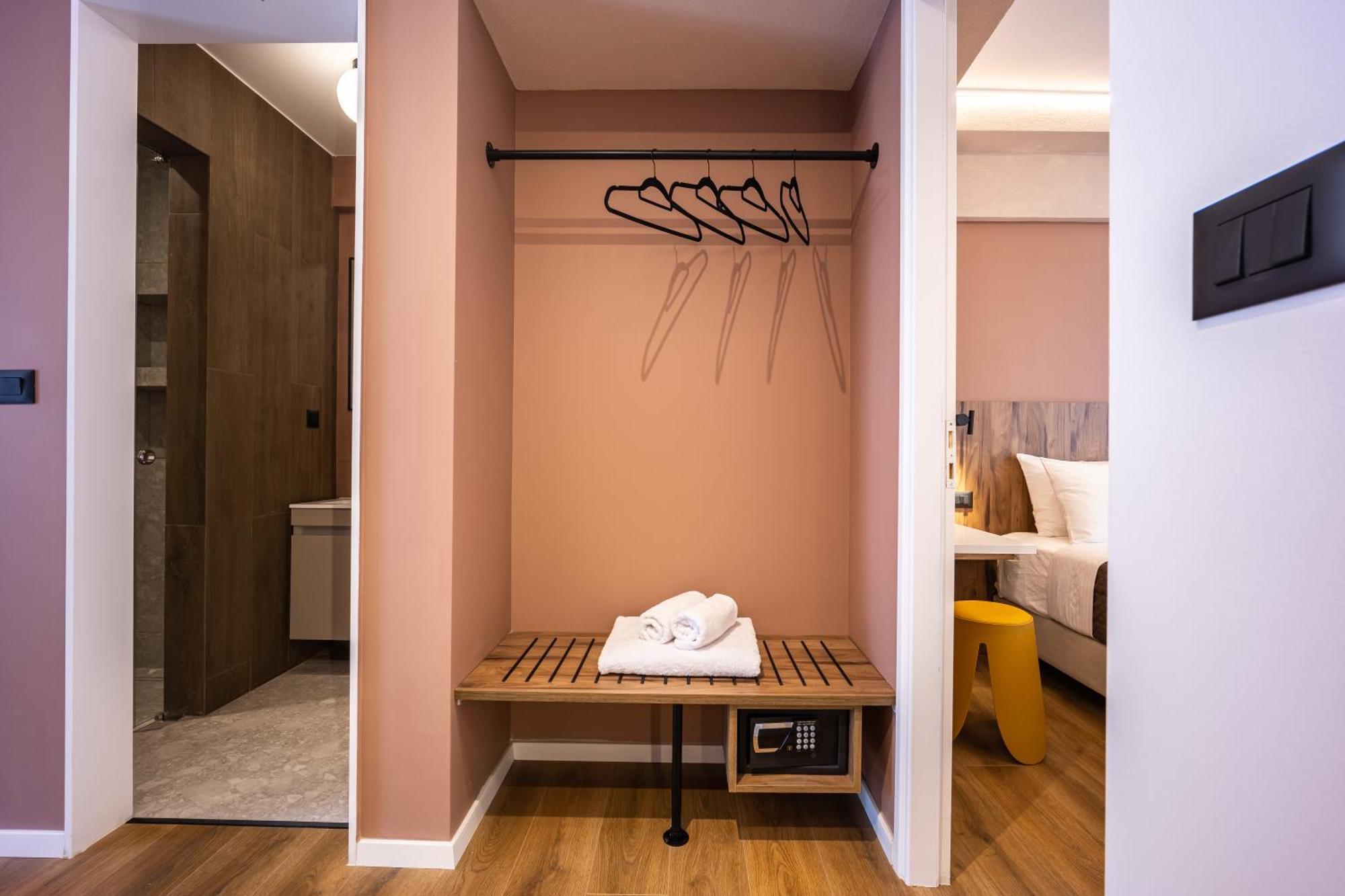 Deluxe One-Bedroom Apartment City View