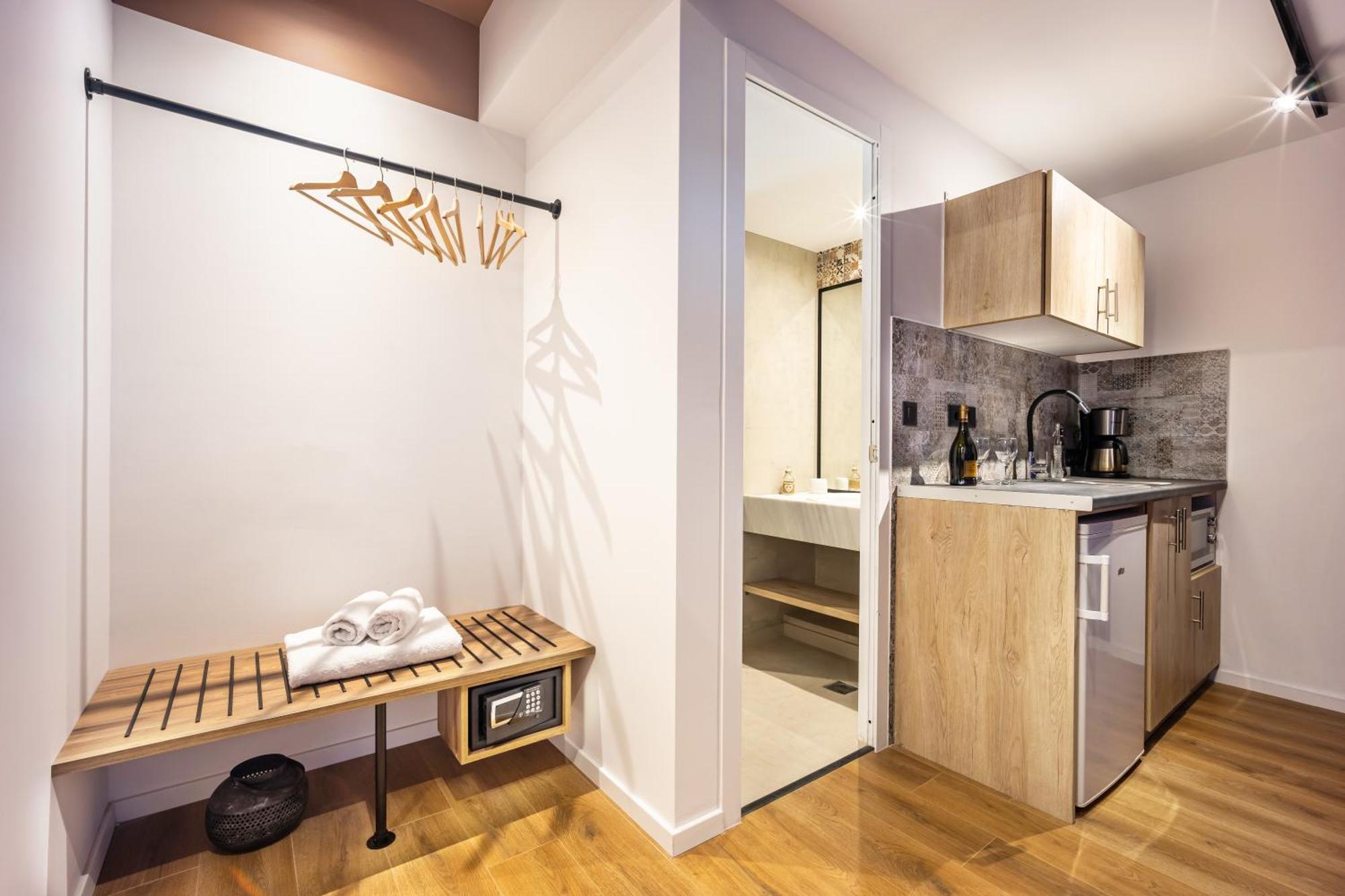 Deluxe One-Bedroom Apartment City View