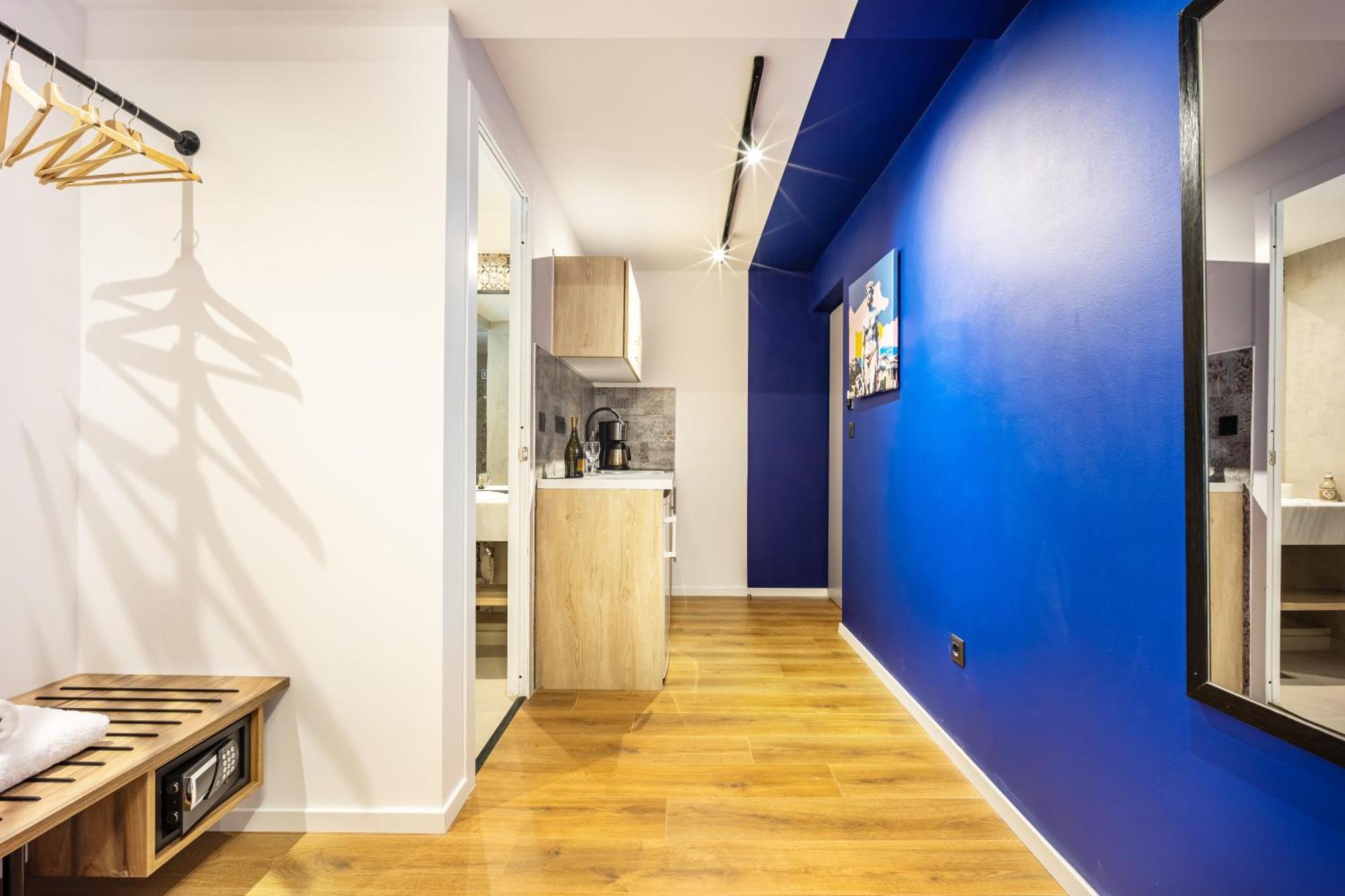 Deluxe One-Bedroom Apartment City View