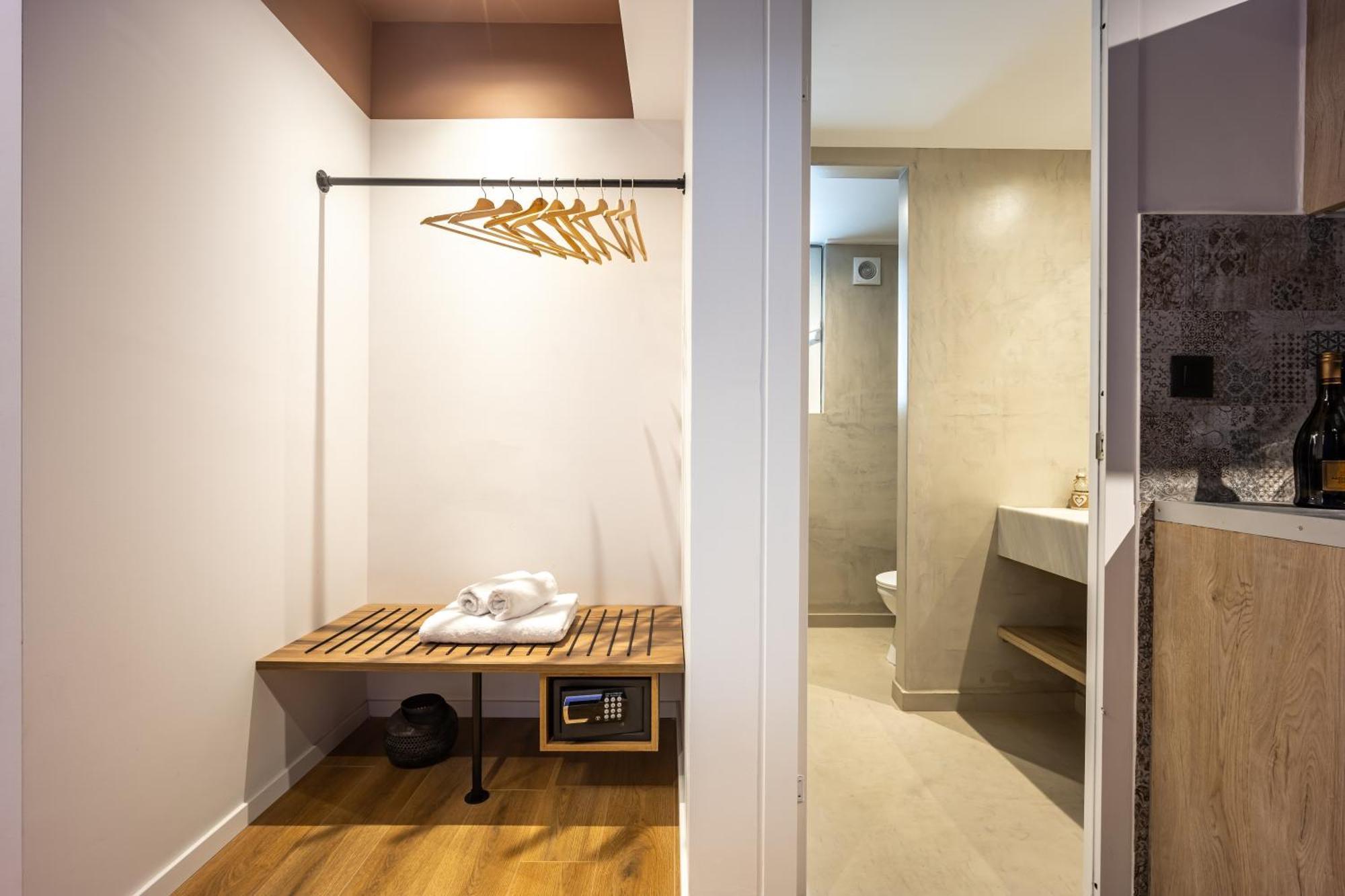 Deluxe One-Bedroom Apartment City View