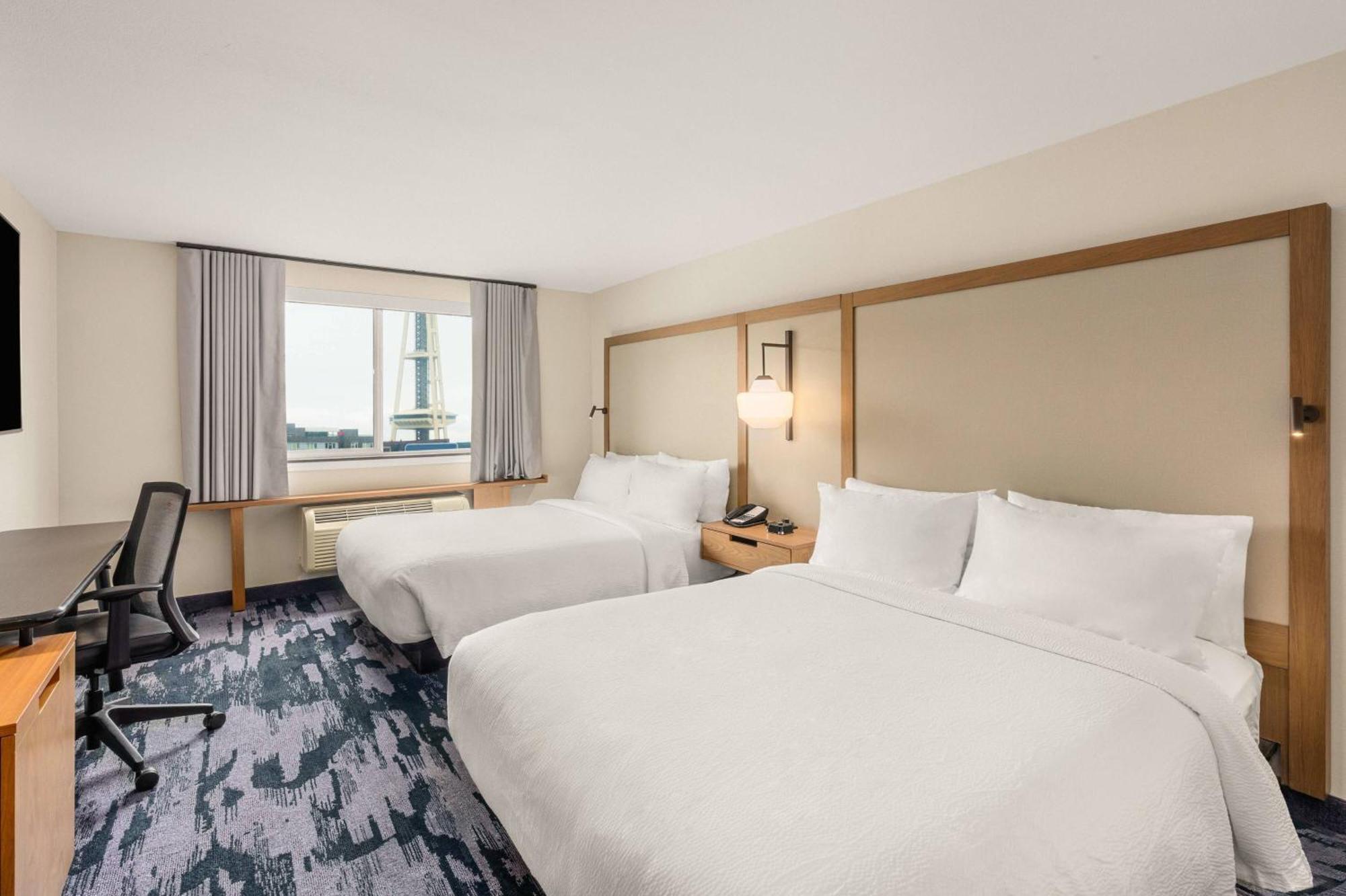 Queen Room with Two Queen Beds, Partial Landmark View and Bathtub - Mobility Access
