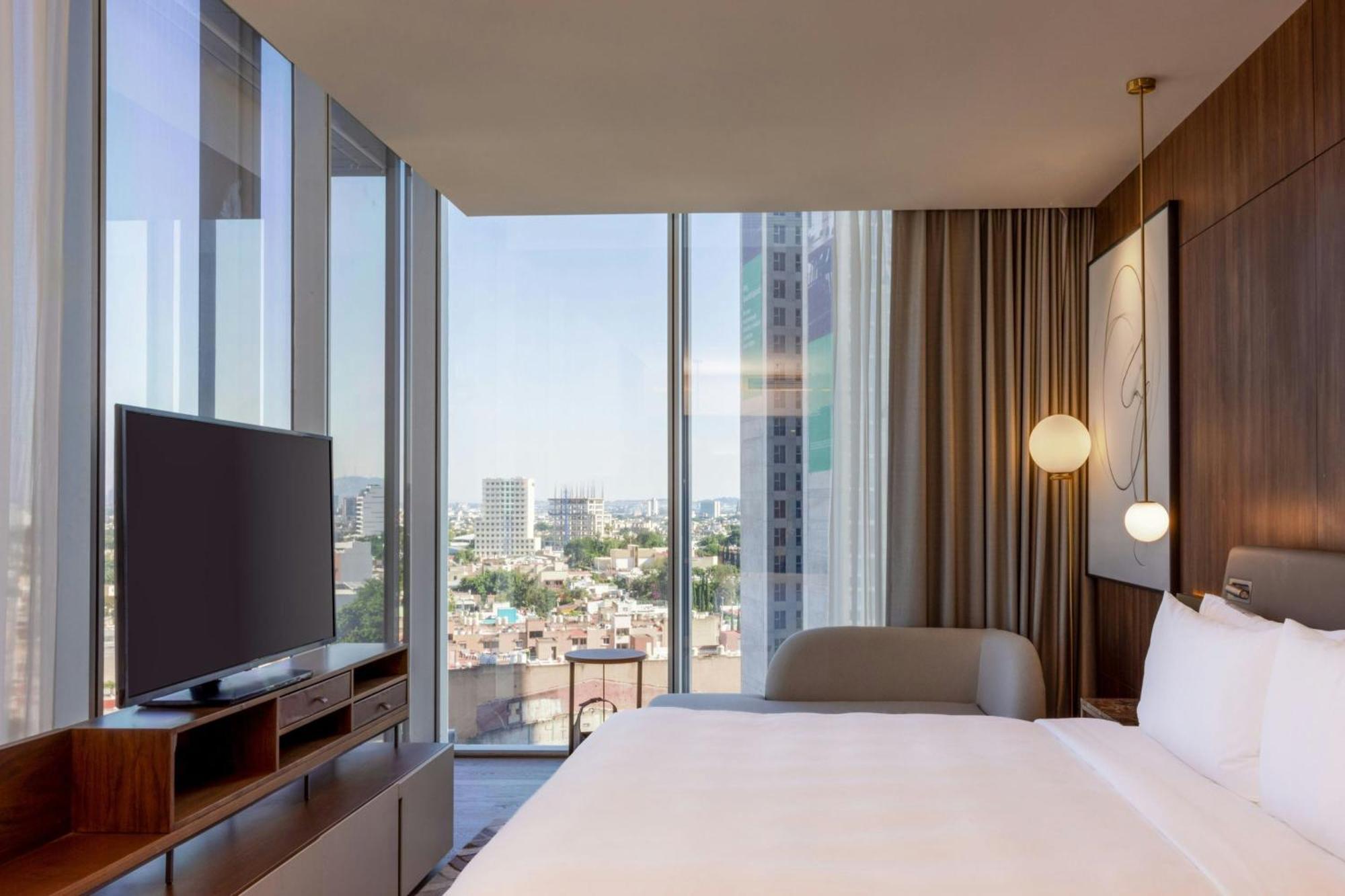 Executive level Deluxe Guest room 1 King City view Corner