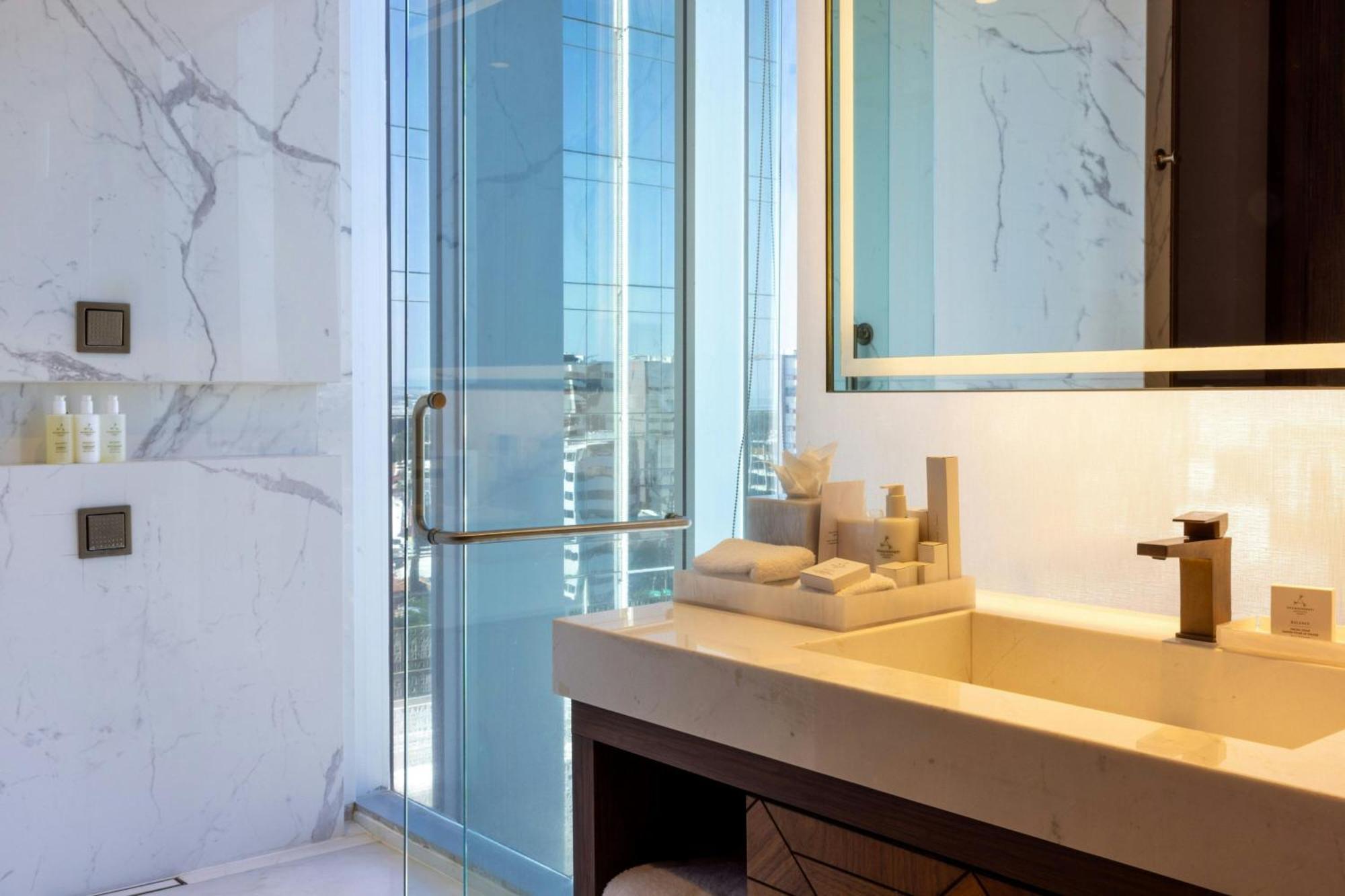 Executive level Deluxe Guest room 1 King City view Corner