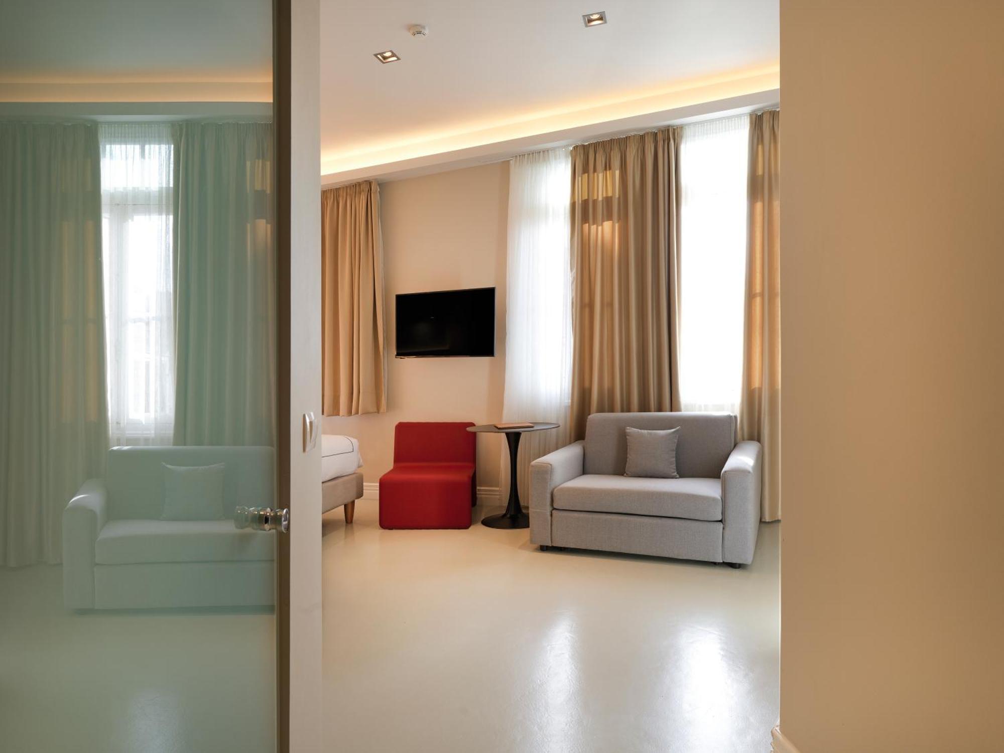 Deluxe Triple Suite City View