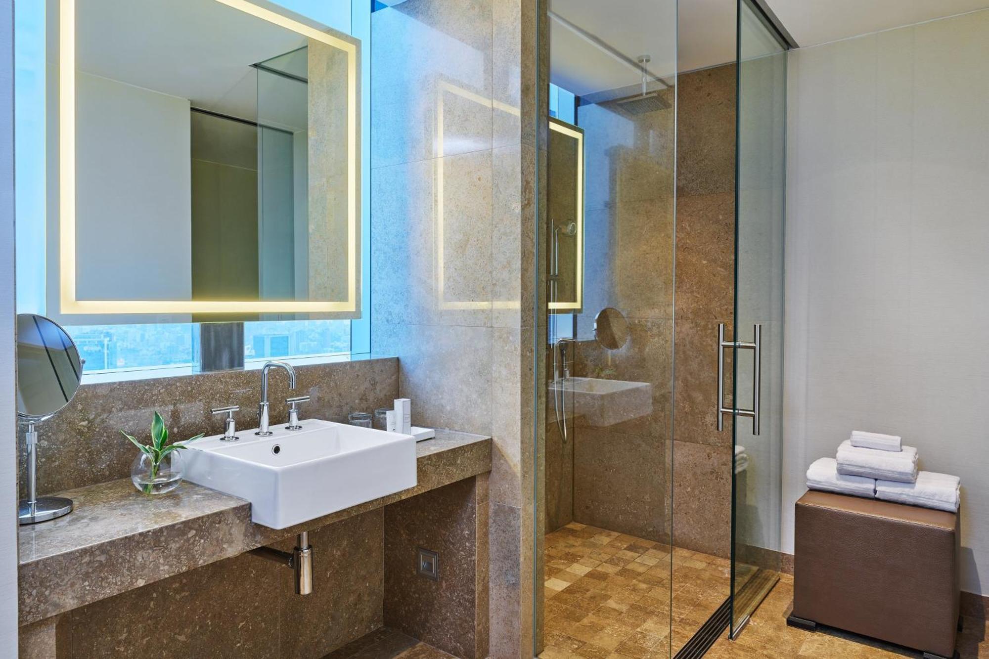 Ambassador Suite Club Lounge Access Vise Presidential Suite 1 King 2 Queen High Floor