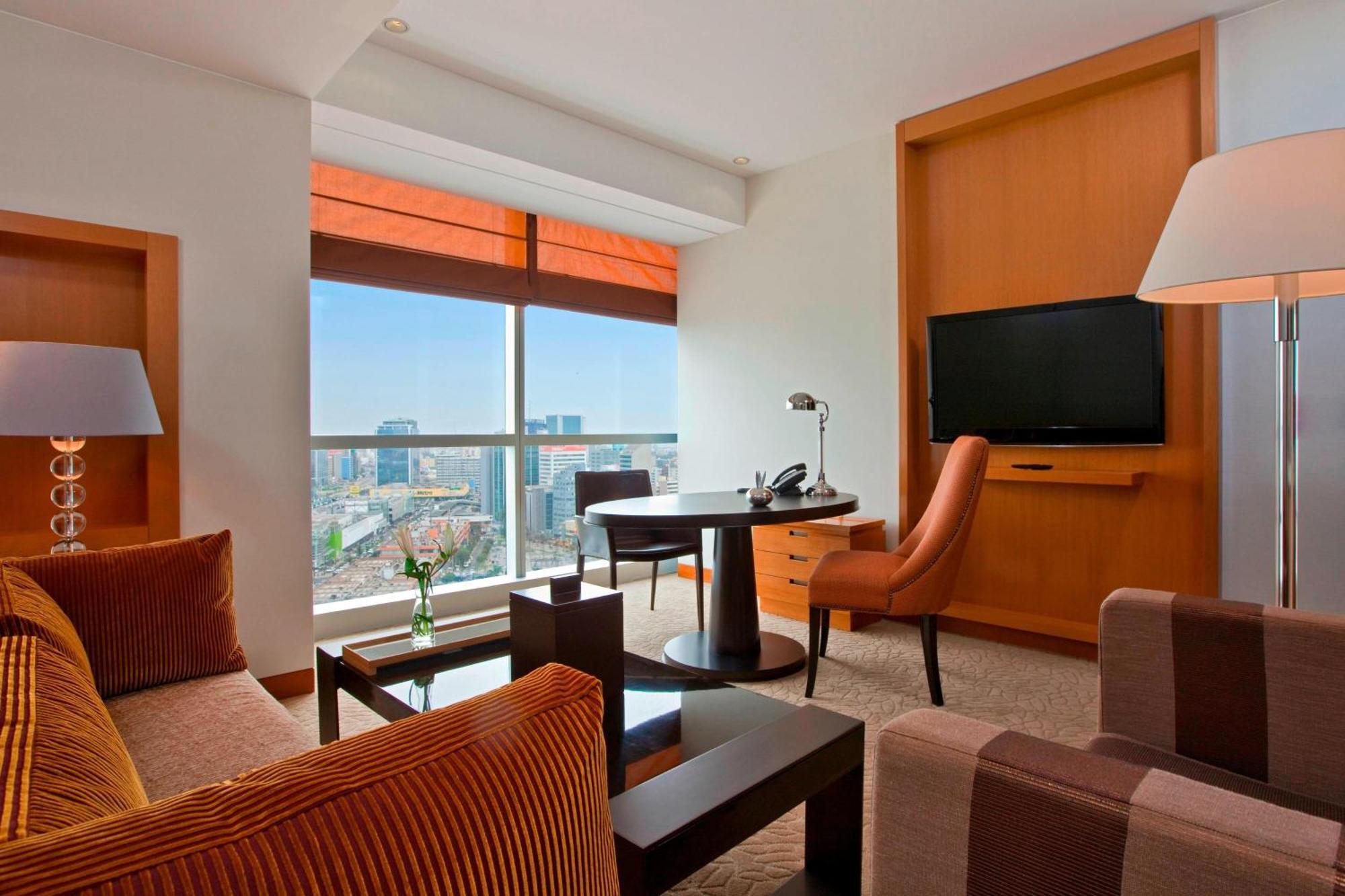Executive Suite Club Lounge Access Suite 1 King High Floor