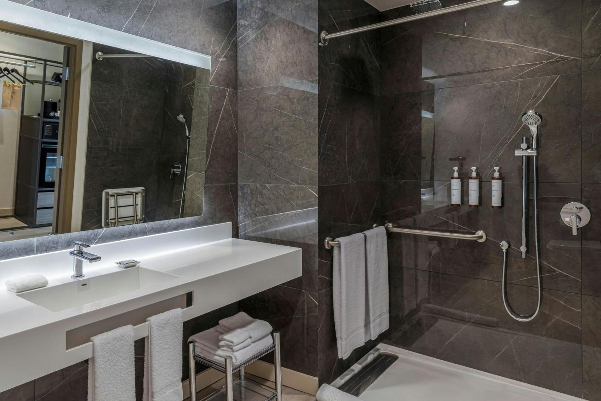 AC King Suite