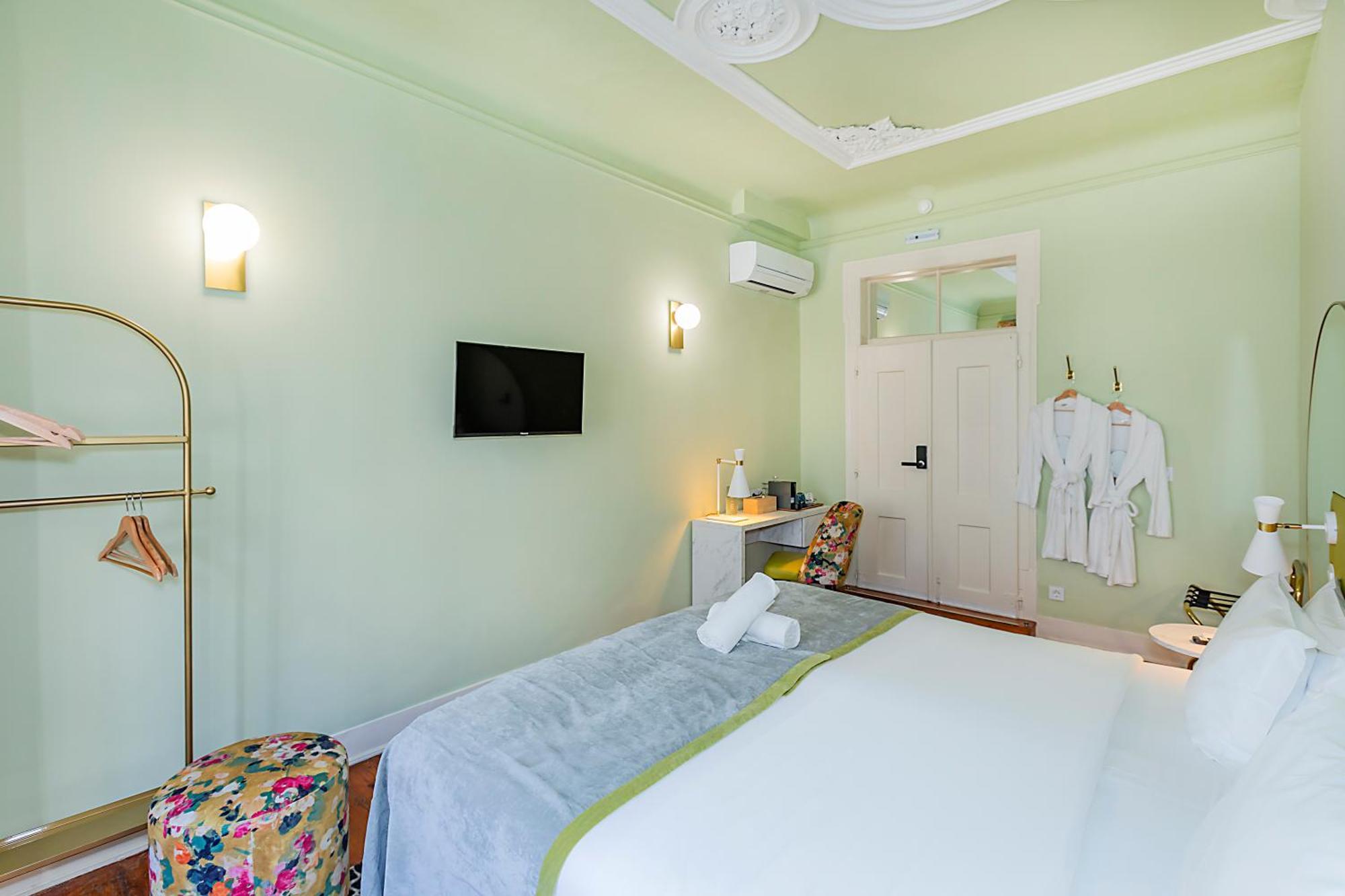Twin Room Private External Bathroom