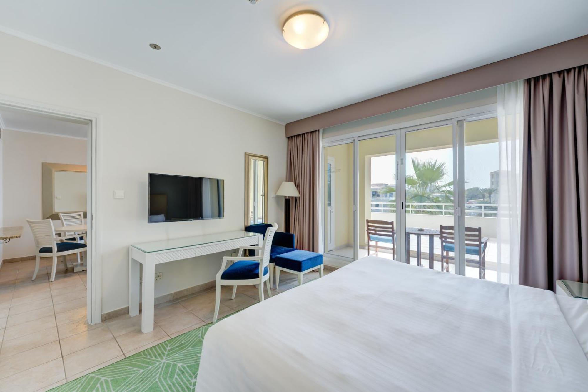 One-Bedroom Apartment Balcony Lake View Shuttle Service to JBR Beach Access to The Market Mall