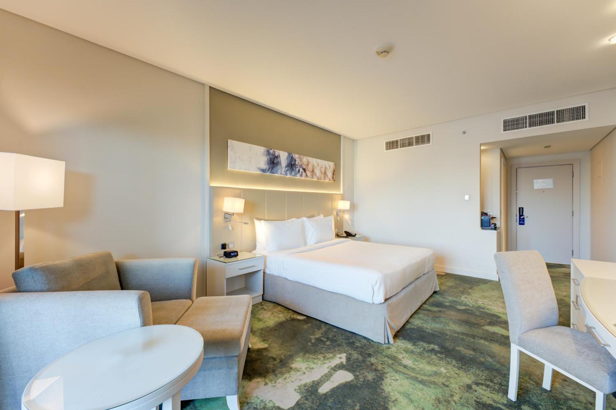 Lake View Deluxe King Room Shuttle Service to JBR Beach Access to The Market Mall