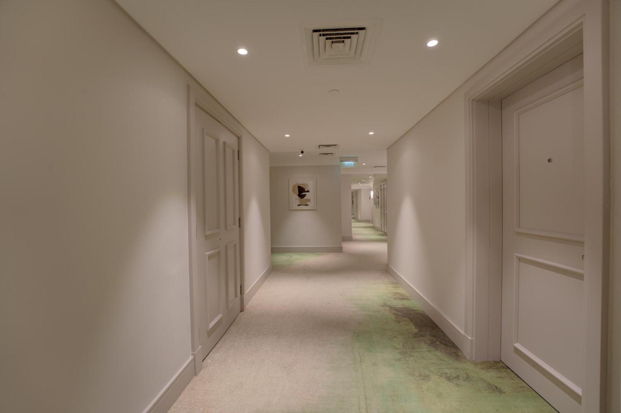 Lake View Balcony Premium Twin Room Shuttle Service to JBR Beach Access to The Market Mall