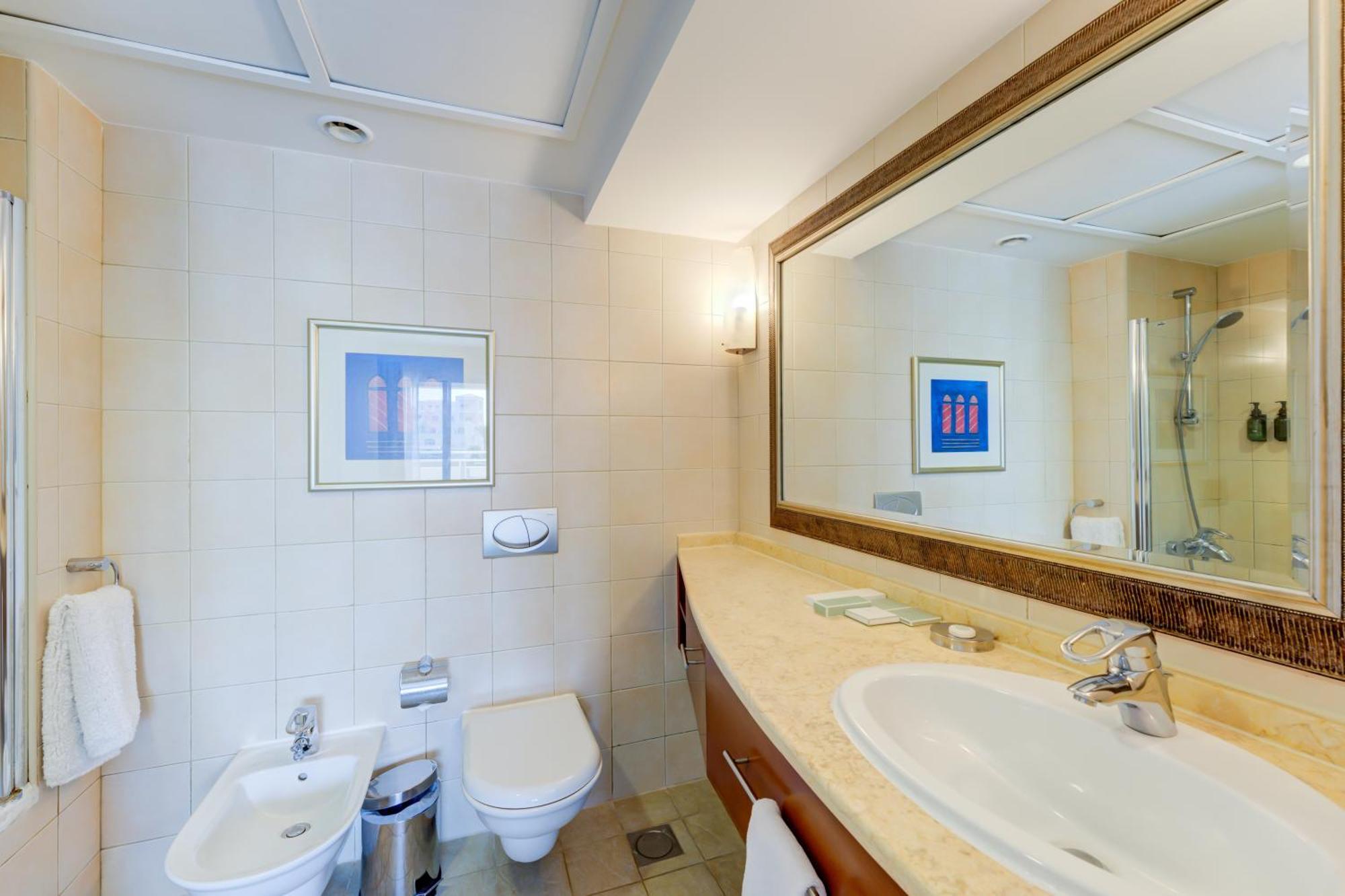 One-Bedroom Apartment Balcony Lake View Shuttle Service to JBR Beach Access to The Market Mall