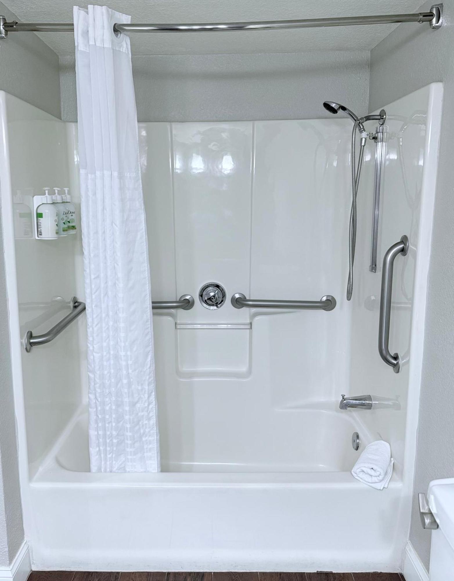 King Room with Bath Tub - Mobility/Hearing Accessible - Non-Smoking