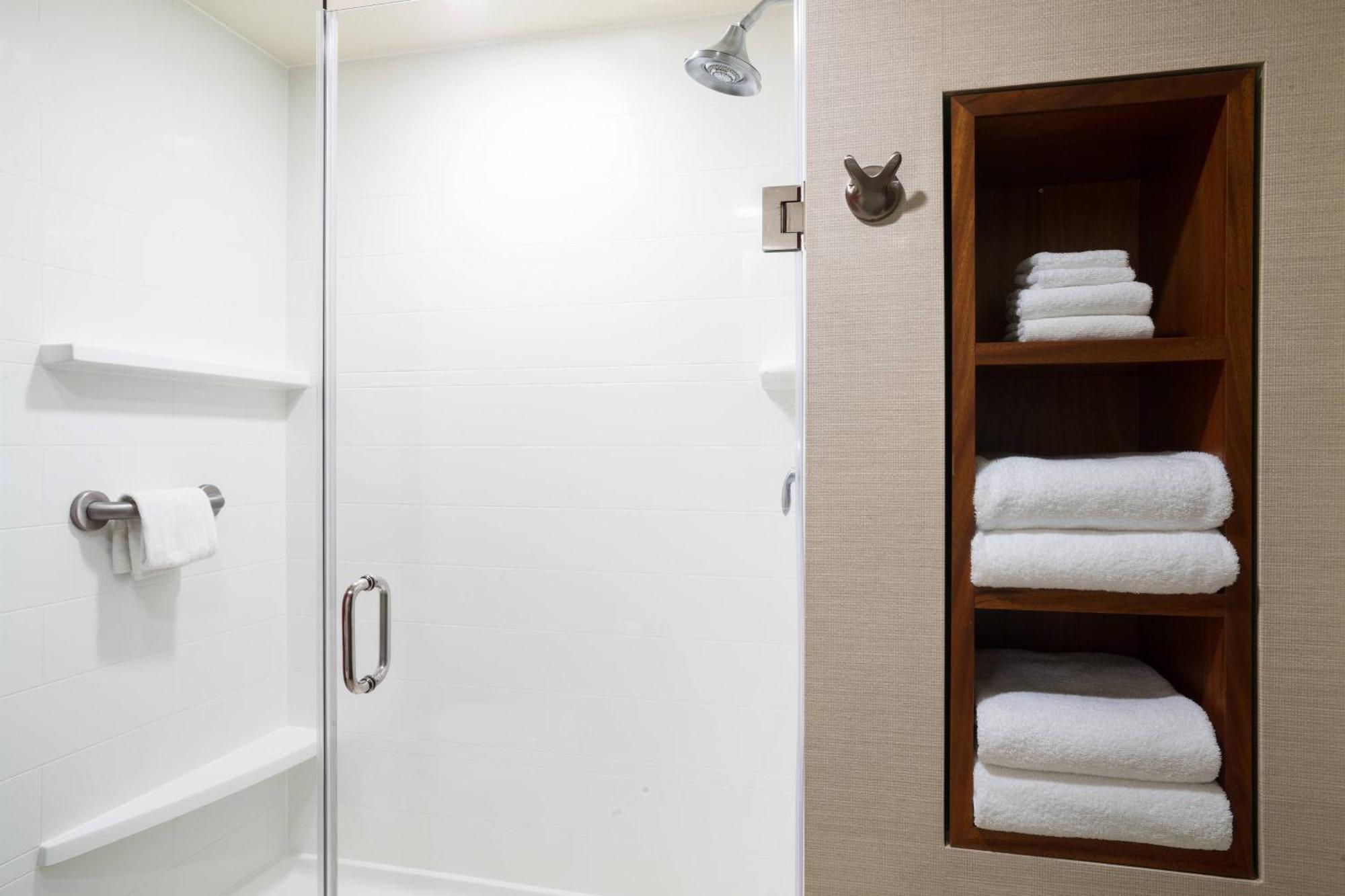 1 Bedroom 2 room Suite 1 King Sofa bed,1643167484:JPEG