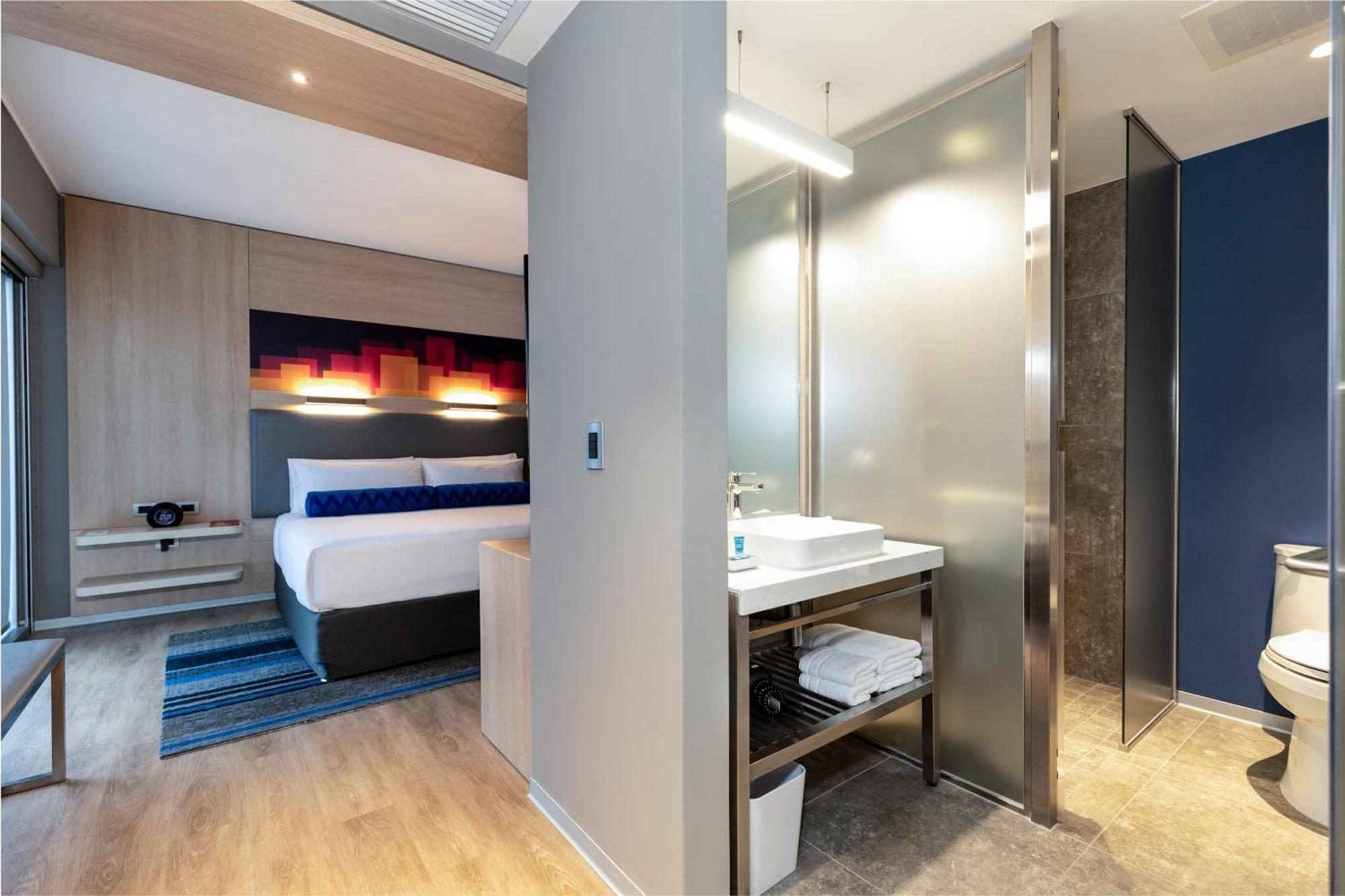 Urban Room Guest Room 1 King Courtyard View